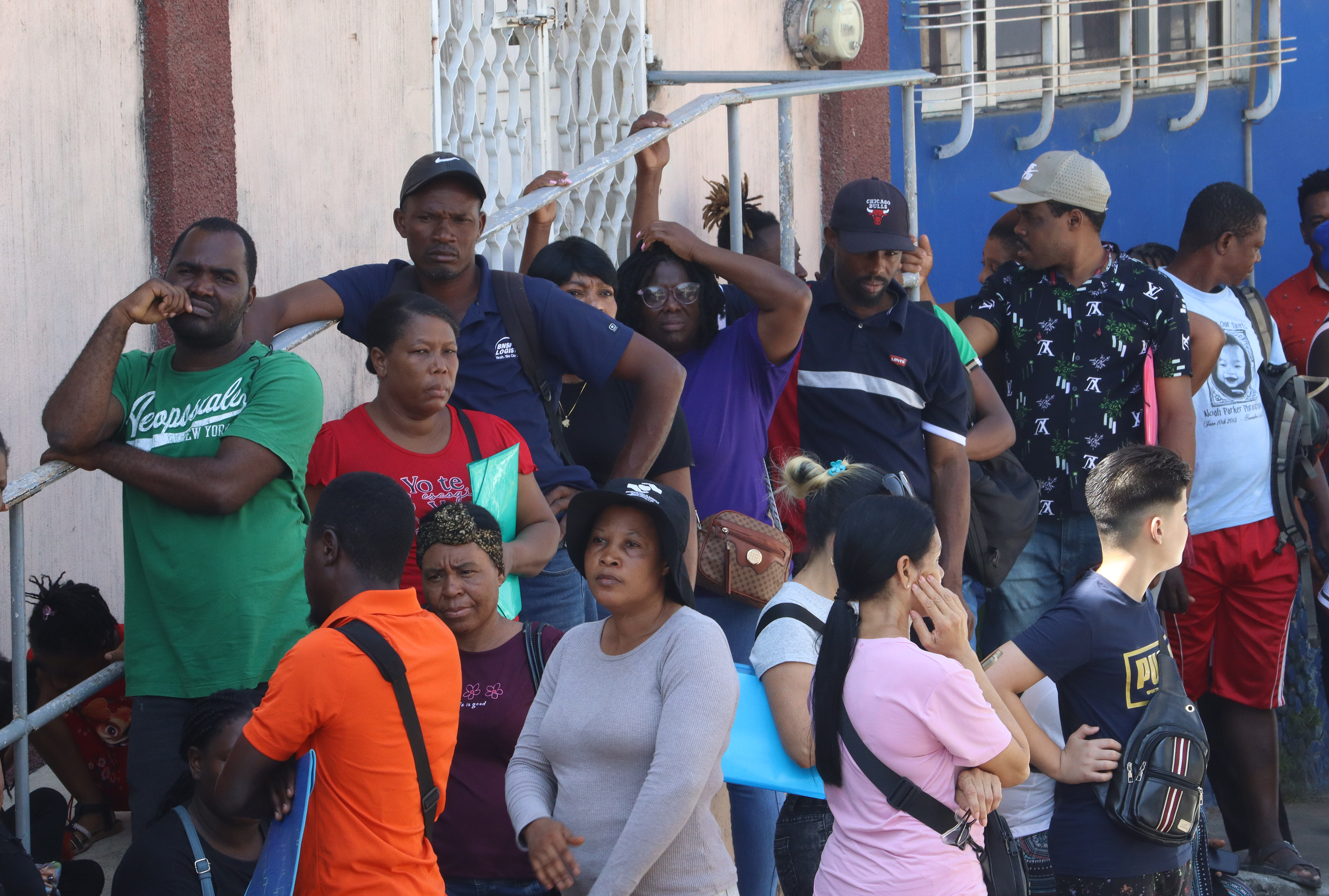 Migrantes hacen fila frente a las instalaciones de la Comisión Mexicana de Ayuda a Refugiados (Comar) en Tapachula (México). (Foto Prensa Libre: EFE/ Juan Manuel Blanco / ARCHIVO).