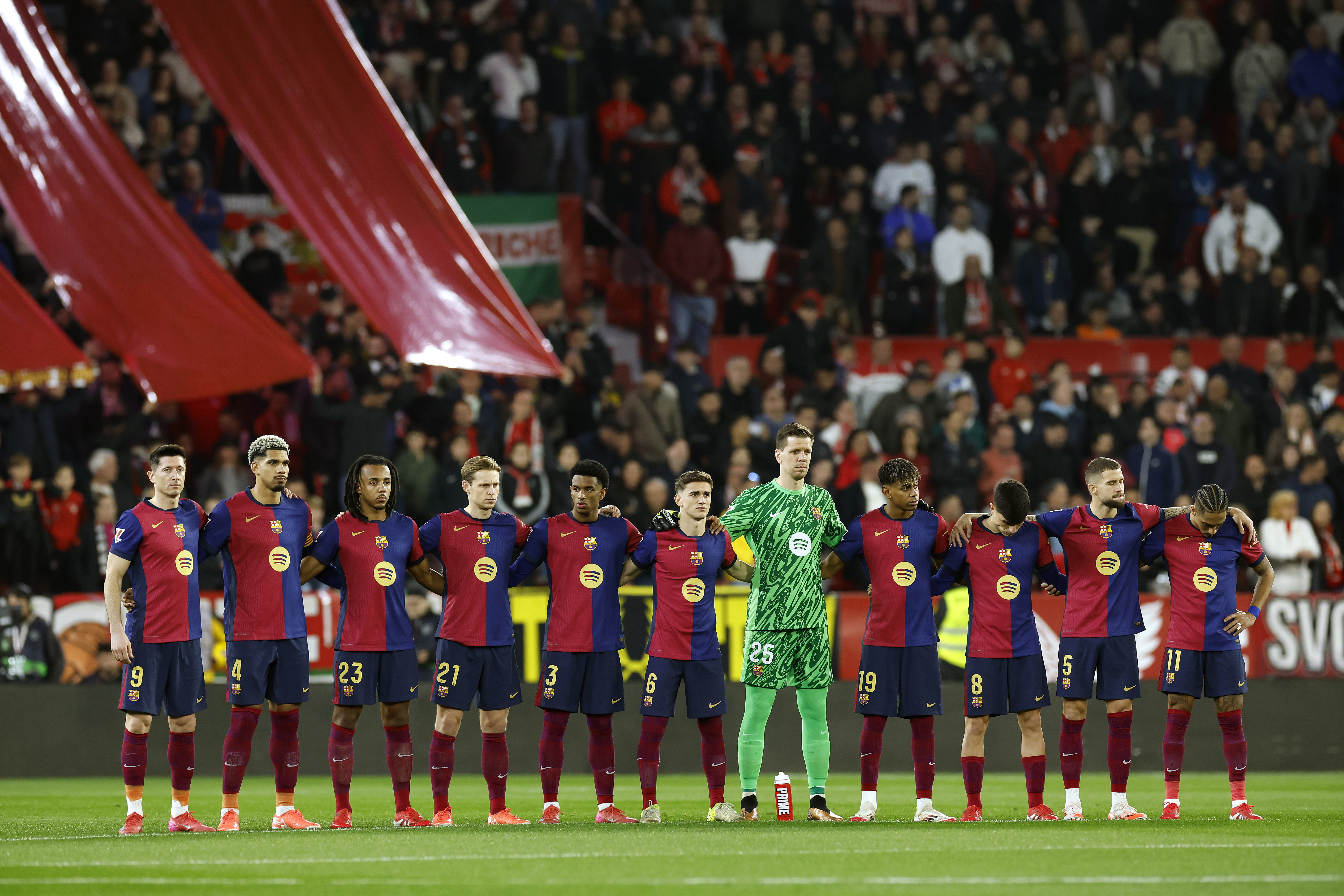 SEVILLA, 09/02/2025.- Los jugadores del Barcelona antes del partido de LaLiga de fútbol que Sevilla FC y FC Barcelona disputan este domingo en el estadio Ramón Sánchez-Pizjuán. EFE/Julio Muñoz