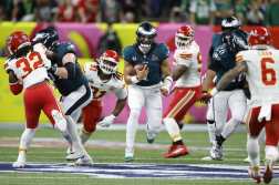 NEW ORLEANS (United States), 09/02/2025.- Philadelphia Eagles quarterback Jalen Hurts (C) scambles for yards against the Kansas City Chiefs during the first half of Super Bowl LIX between the Kansas City Chiefs and the Philadelphia Eagles at Caesars Superdome in New Orleans, Louisiana, USA, 09 February 2025. The Super Bowl is the annual championship game of the NFL between the AFC Champion and the NFC Champion and has been held every year since 1967. (Nueva Orleáns, Filadelfia) EFE/EPA/ERIK S. LESSER