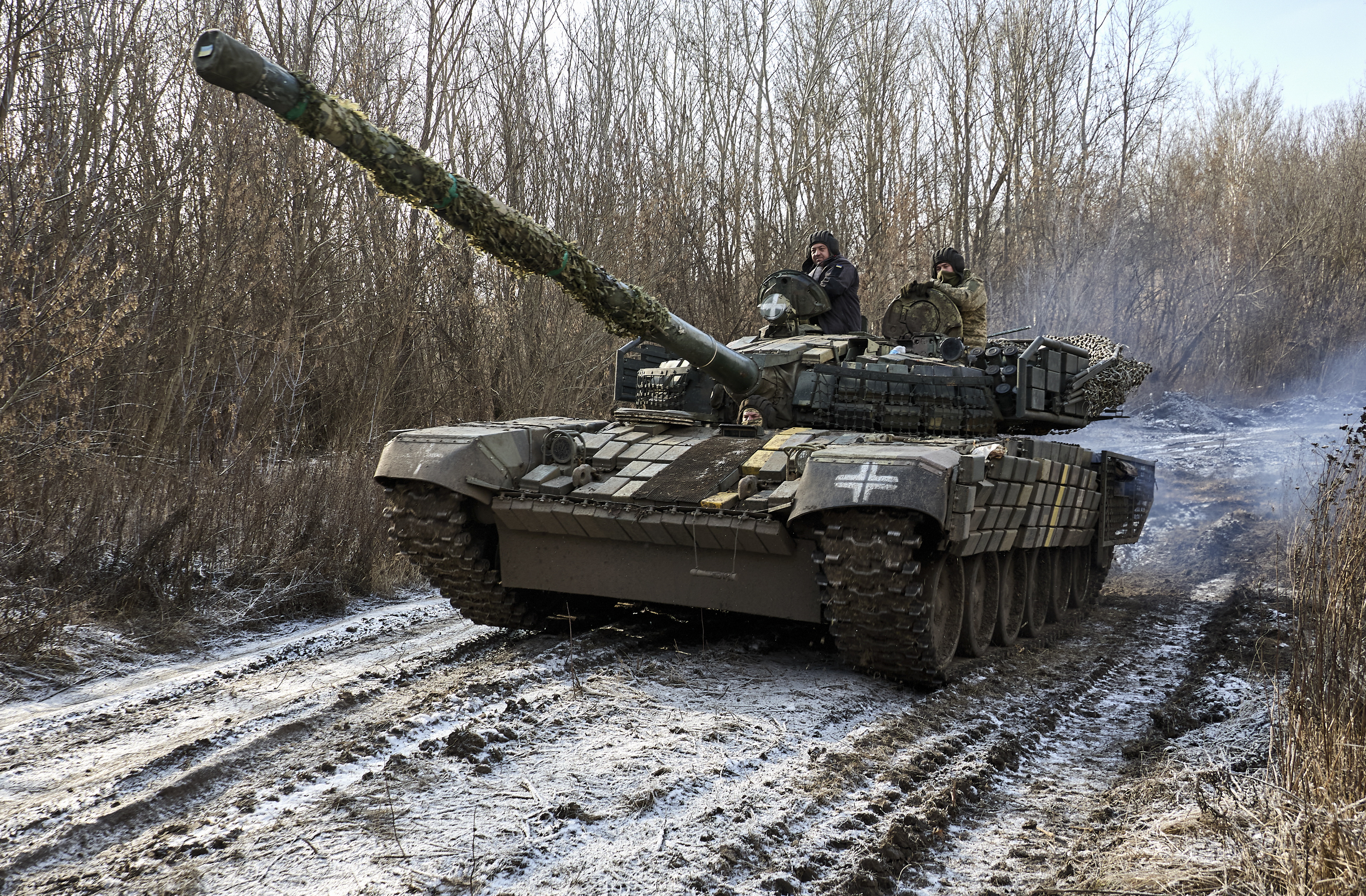 -FOTODELDÍA- KHARKIV (Ucrania), 10/02/2025.- Los militares de la 3.ª Brigada de Tanques de las Fuerzas Terrestres de Ucrania operan un tanque cerca de la línea del frente en un lugar no revelado en la región de Kharkiv, al este de Ucrania, el 10 de febrero de 2025, en medio de la invasión rusa en curso. Las tropas rusas entraron en territorio ucraniano el 24 de febrero de 2022, iniciando un conflicto que ha provocado destrucción y una crisis humanitaria. EFE/SERGEY KOZLOV