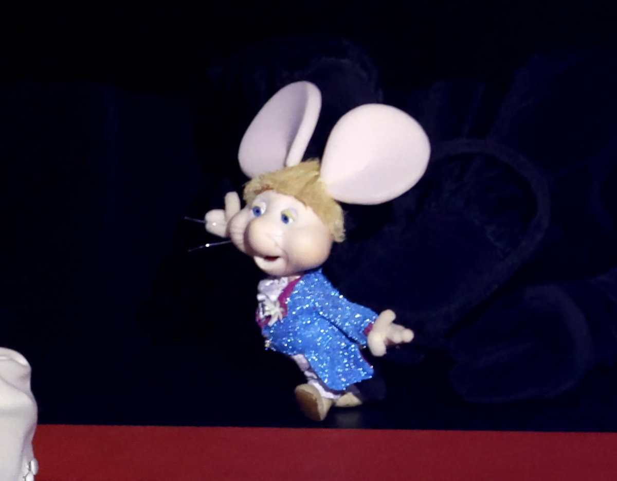 Sanremo (Italy), 14/02/2025.- Italian singer Lucio Corsi with Italian puppet mouse character Topo Gigio (R) perform on stage at the Ariston theatre during the 75th edition of the Sanremo Italian Song Festival, in Sanremo, Italy, 14 February 2025. The music festival will run from 11 to 15 February 2025. (Italia) EFE/EPA/FABIO FRUSTACI