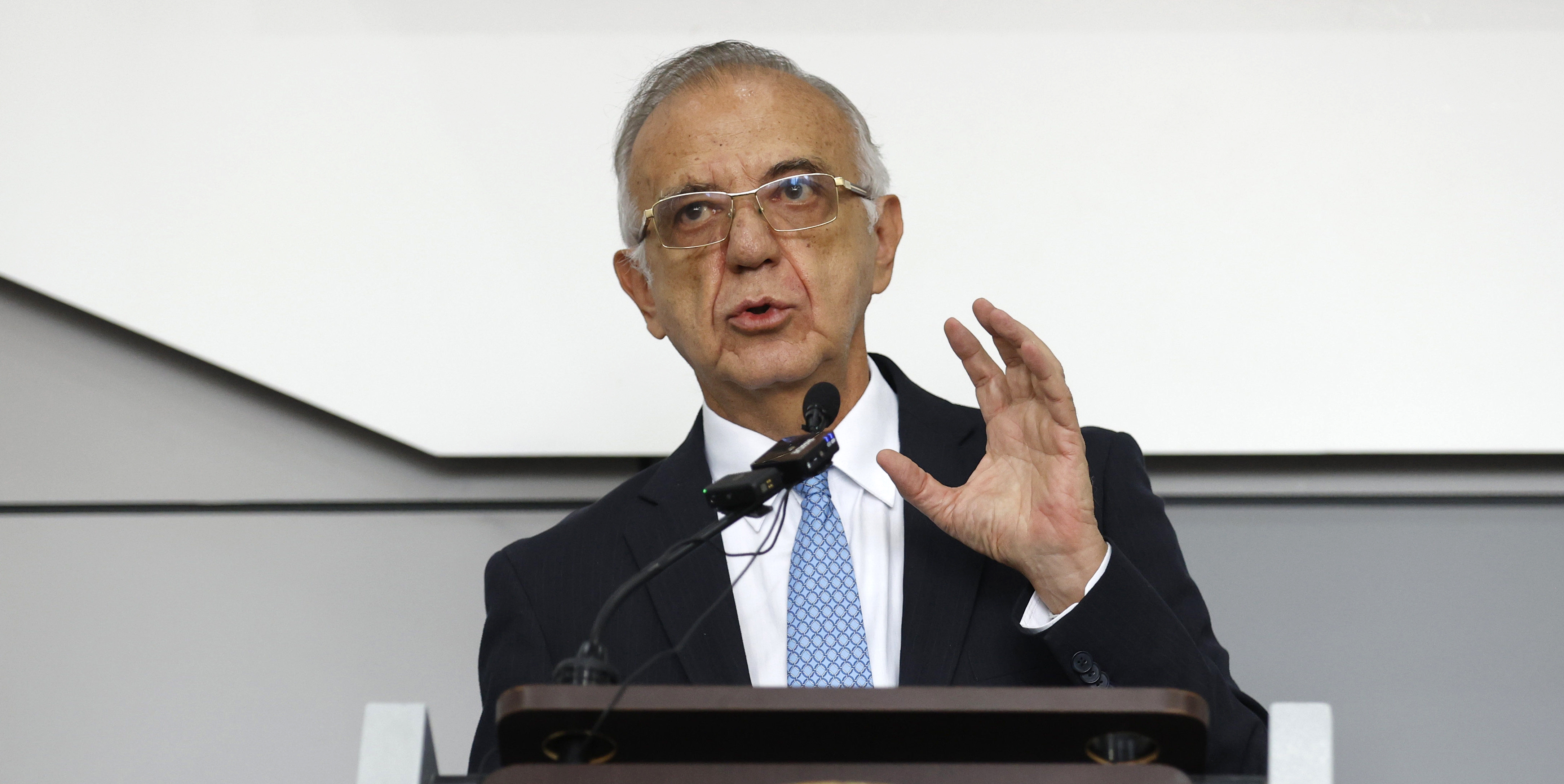 Iván Velásquez califica de intenciones perversas las órdenes de captura en su contra y de la fiscal general de Colombia