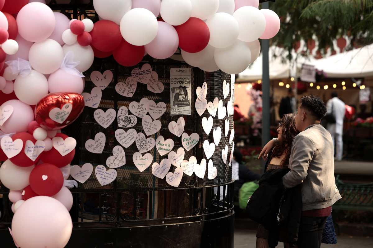 MEX3056. CIUDAD DE MÉXICO (MÉXICO), 14/02/2025.- Una pareja lee mensajes escritos durante la celebración del Día de San Valentín, este viernes en la Ciudad de México (México). EFE/ Mario Guzmán