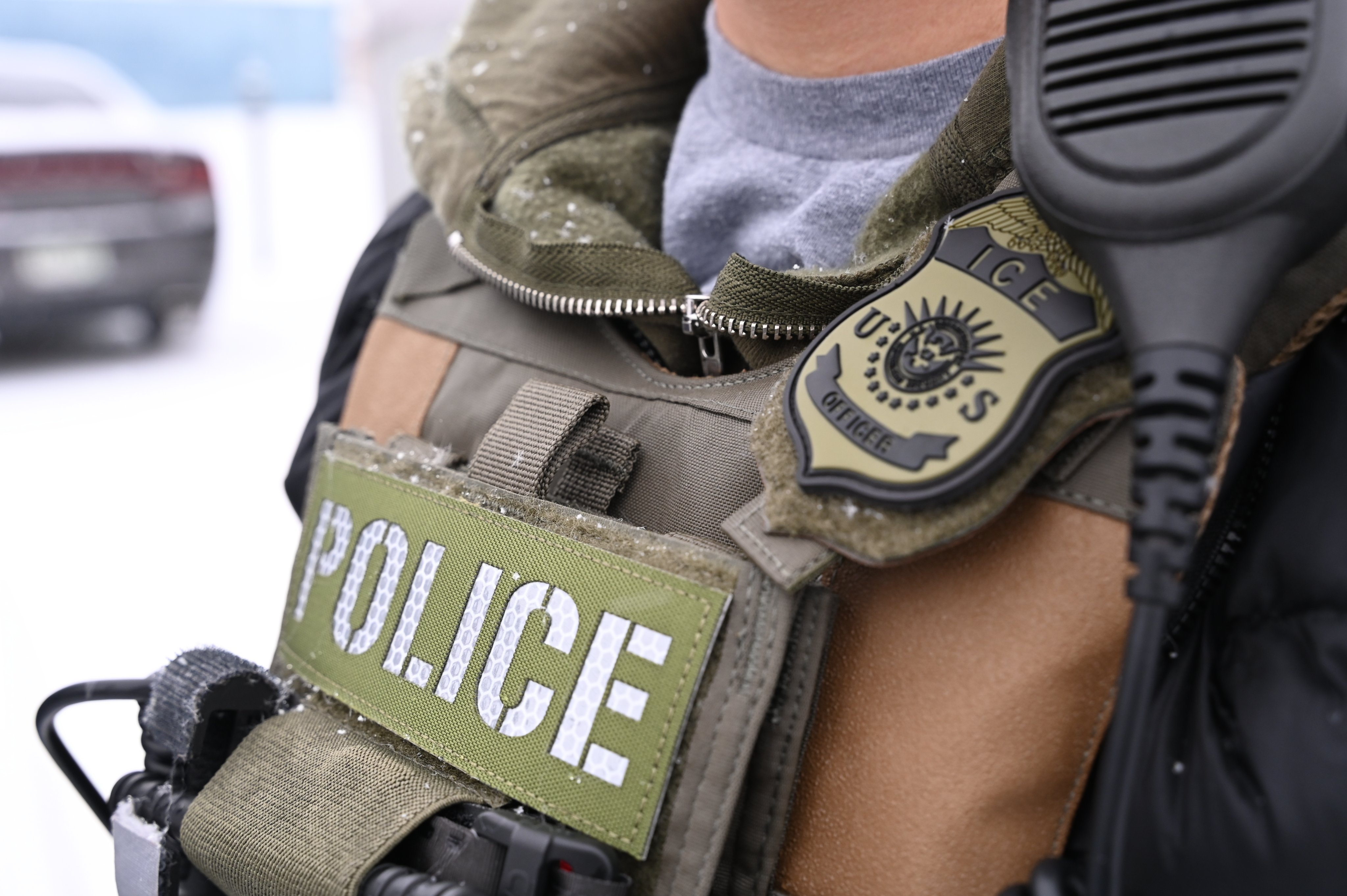 USA537. DENVER (ESTADOS UNIDOS), 18/02/2025.- Fotografía cedida por la oficina de Denver del Servicio de Inmigración y Control de Aduanas (ICE) donde aparece un agente de su Oficina de Detención y Deportación (ERO) durante una redada en Denver, Colorado (EE.UU.). Padres migrantes en el área de Denver, la capital de Colorado, temen enviar a sus hijos a la escuela ante las nuevas redadas masivas, mientras su distrito escolar emprendió la primera lucha judicial en el país contra el Gobierno Trump para alejar a los agentes migratorios de las aulas. EFE/ICE Denver /SOLO USO EDITORIAL /NO VENTAS /SOLO DISPONIBLE PARA ILUSTRAR LA NOTICIA QUE ACOMPAÑA /CRÉDITO OBLIGATORIO