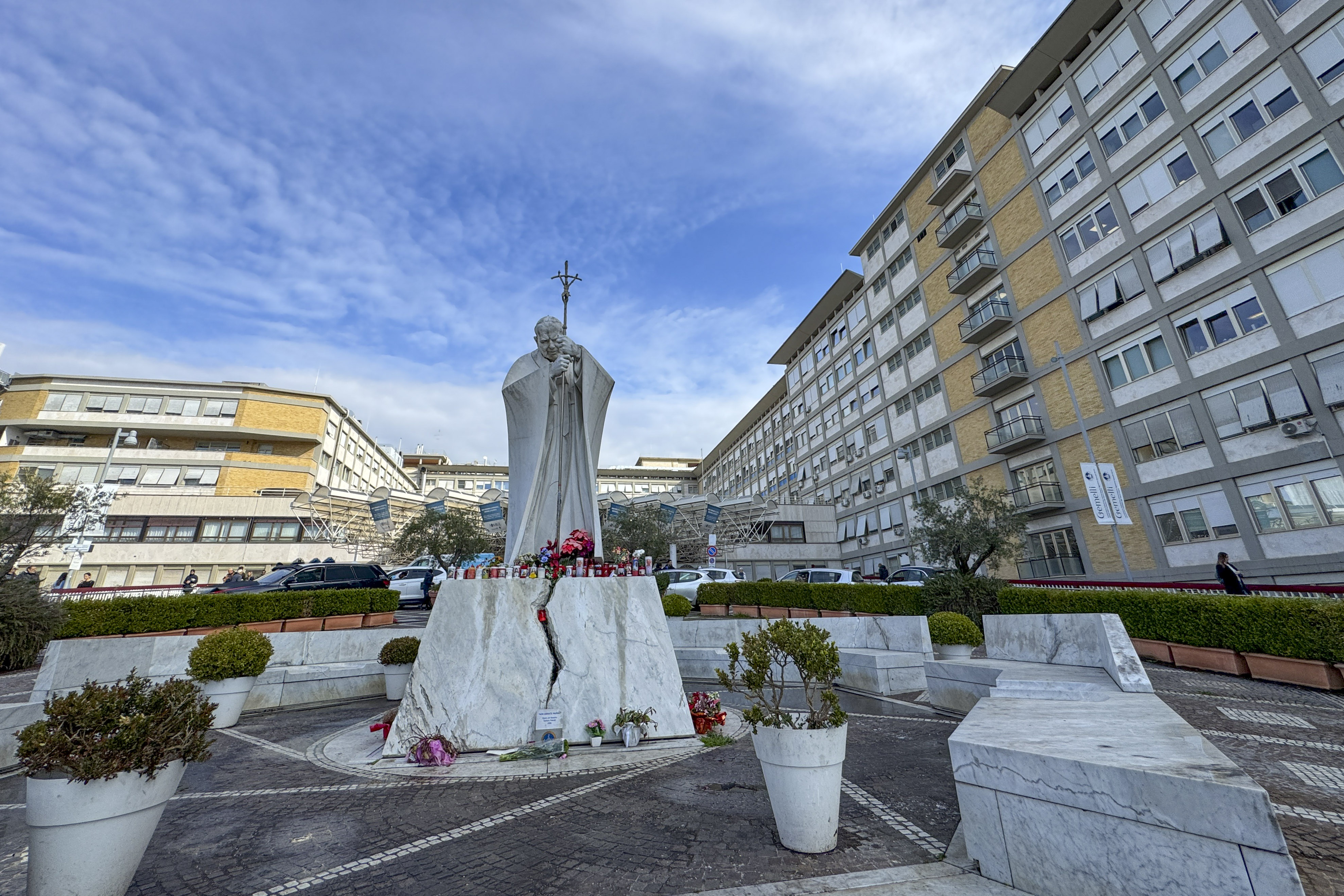 Aumentan las plegarias en el mundo por la pronta recuperación del papa Francisco