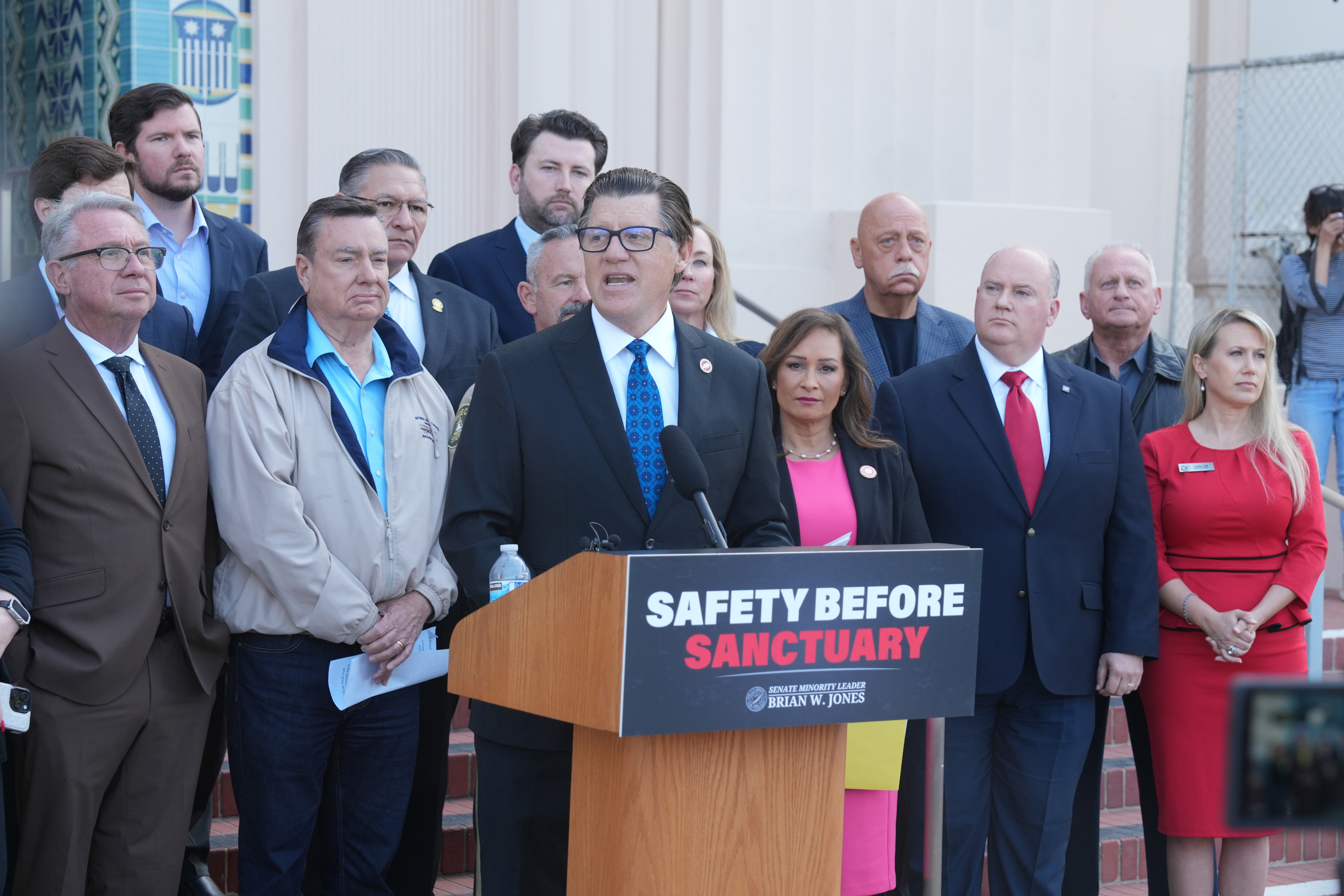 Senador republicano busca acabar con la ley "santuario" para inmigrantes en California