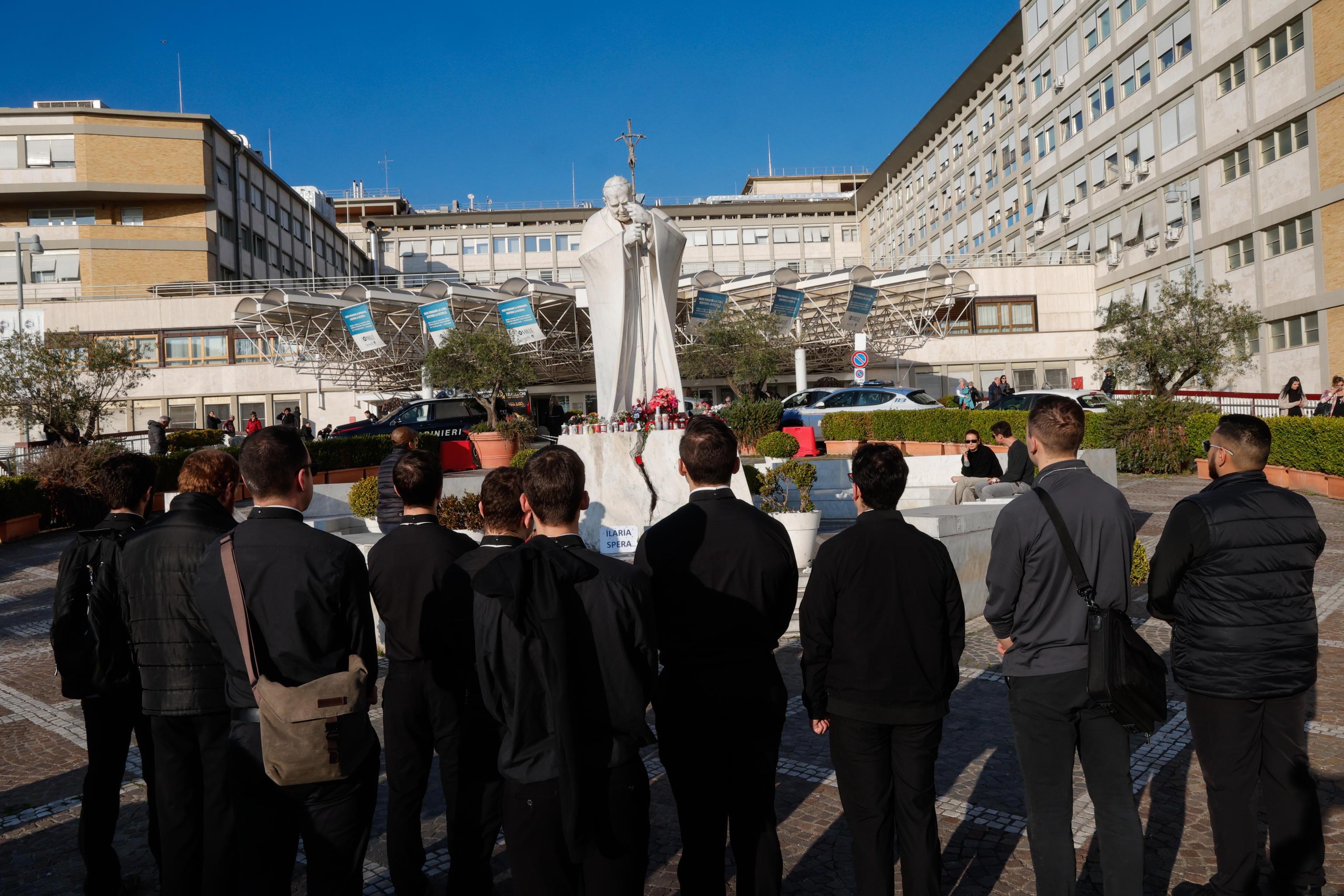 Decenas de personas se han congregadoa las afueras del hospital donde se encuentra el Papa Francisco para rezar por él. (Foto Prensa Libre: EFE)