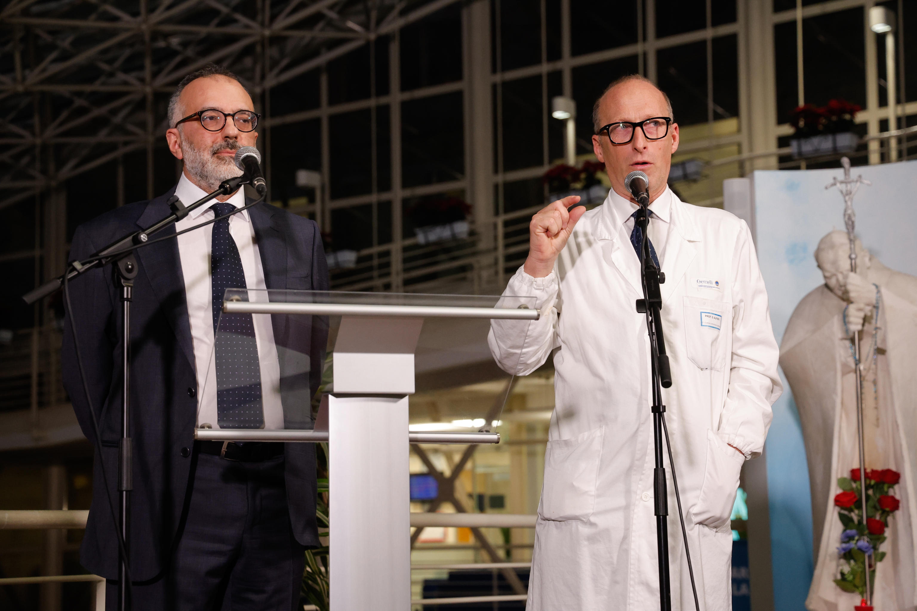 Autoridades de salud del Vaticano indicaron que el Pontífice, de 88 años, fue ingresado el viernes de la pasada semana en el hospital Gemelli, Roma, Italia, por sus problemas respiratorios (Foto Prensa Libre: EFE)