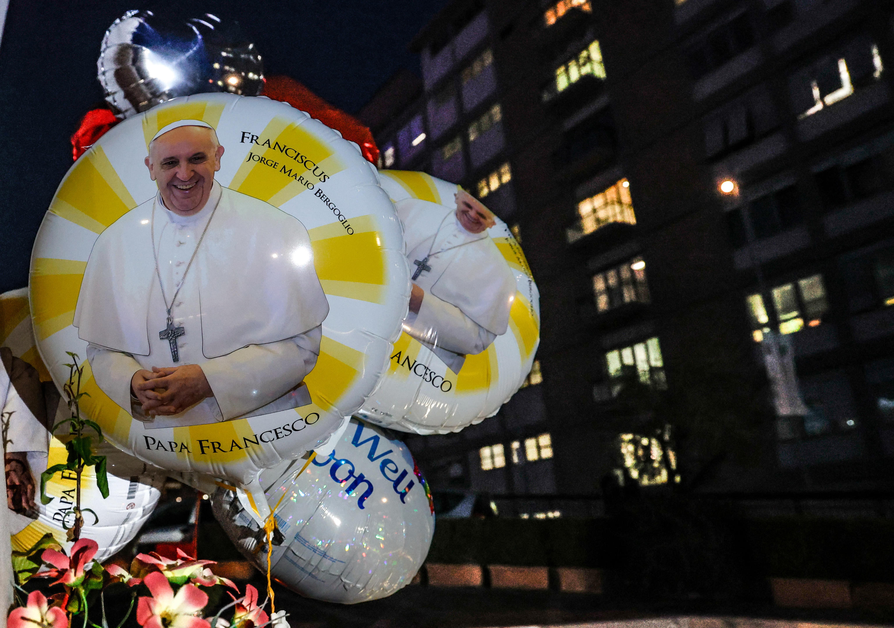 Globos con fotografías del Papa Francisco se observan a las afueras del hospital Agostino Gemelli, donde se encuentra hospitalizado el Sumo Pontífice (Foto Prensa Libre: AFP)