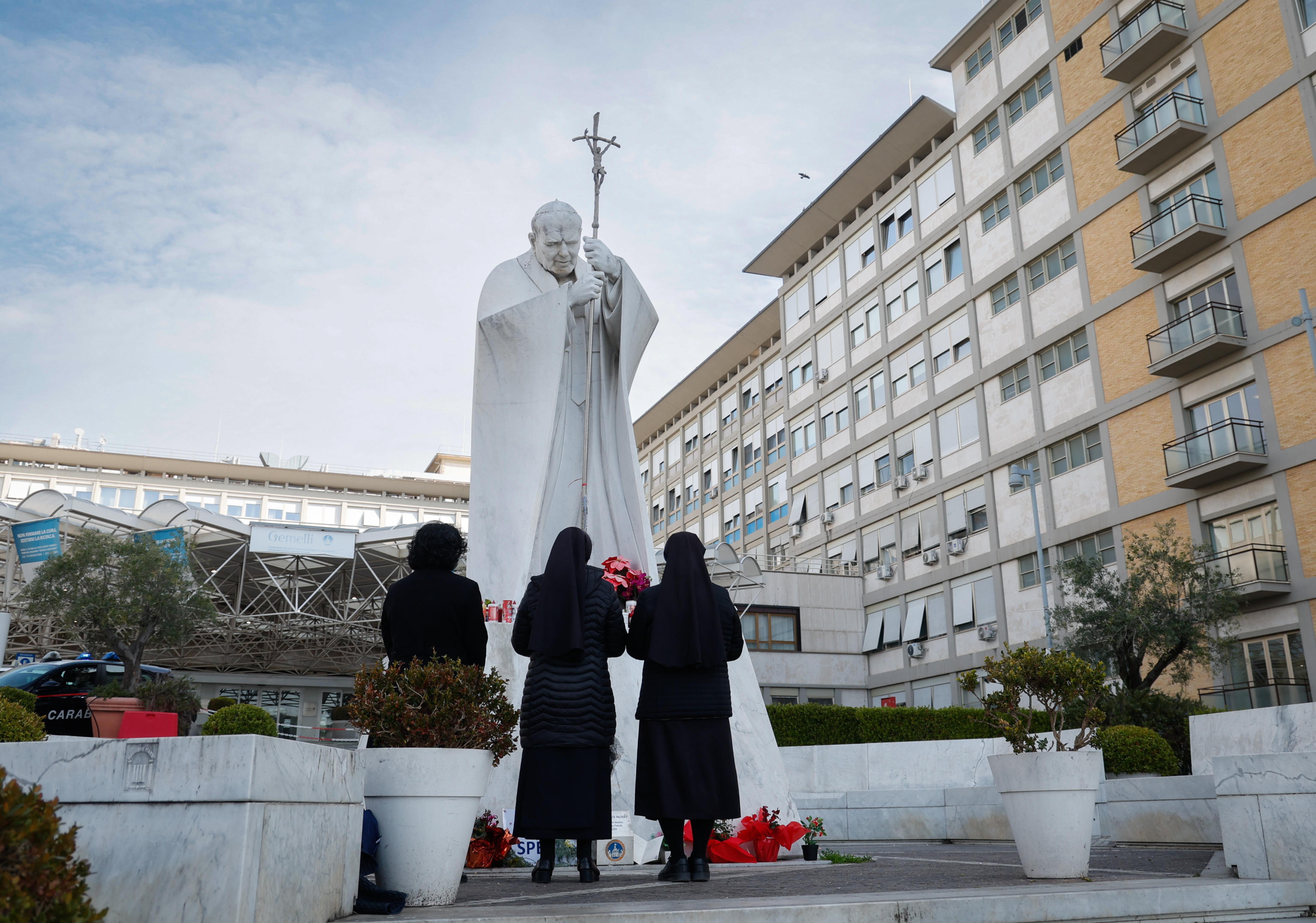 Religiosas oran por la salud del Papa Francisco en Roma, Italia. (Foto Prensa Libre: AFP)