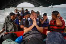AME2491. PUERTO DE CARTI (PANAMÁ), 23/02/2025.- Luis Sánchez (c) venezolano de 38 años reza abordo de una embarcación con destino a Colombia este domingo, en la comarca Guna Yala, en Puerto de Cartí (Panamá). La migración a la inversa ha comenzado. Venezolanos procedentes de México están cruzando Panamá con destino al Sur tras renunciar al sueño americano, algunos arrepentidos de haberlo intentado y otros no, pero con la esperanza de volver a comenzar en otro destino distinto a Venezuela. EFE/ Bienvenido Velasco