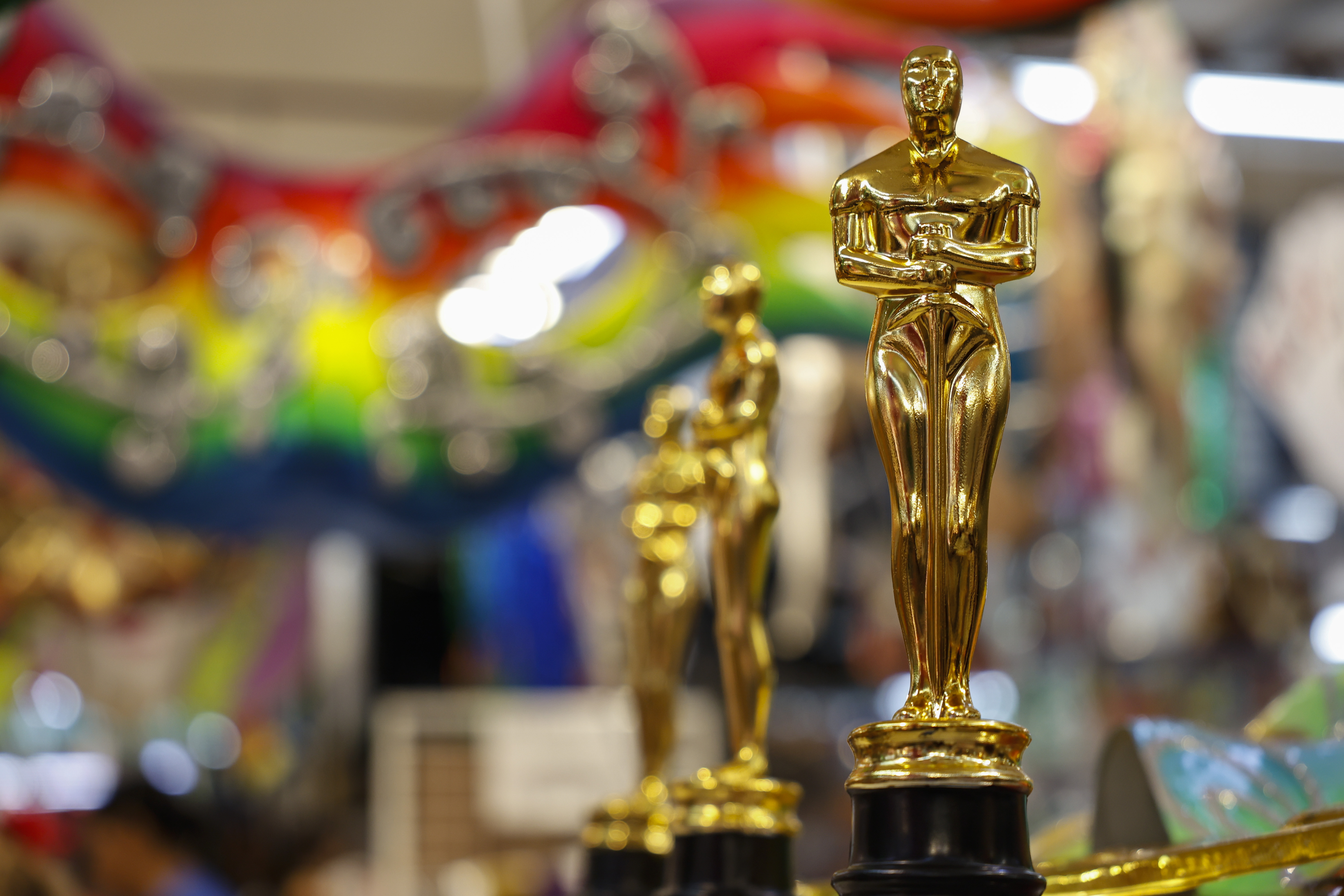 AME3830. SAO PAULO (BRASIL), 26/02/2025.- Fotografías de réplicas de estatuillas de los premios Oscar este miércoles, en una tienda de disfraces de Carnaval en un popular centro comercial de São Paulo (Brasil). El largometraje 'Ainda estou aqui' (Aún estoy aquí), del director brasileño Walter Salles y que está nominado a tres Óscar de la Academia de Hollywood, entre ellos el de mejor película y mejor actriz, por la interpretación de Fernanda Torres. EFE/ Sebastião Moreira