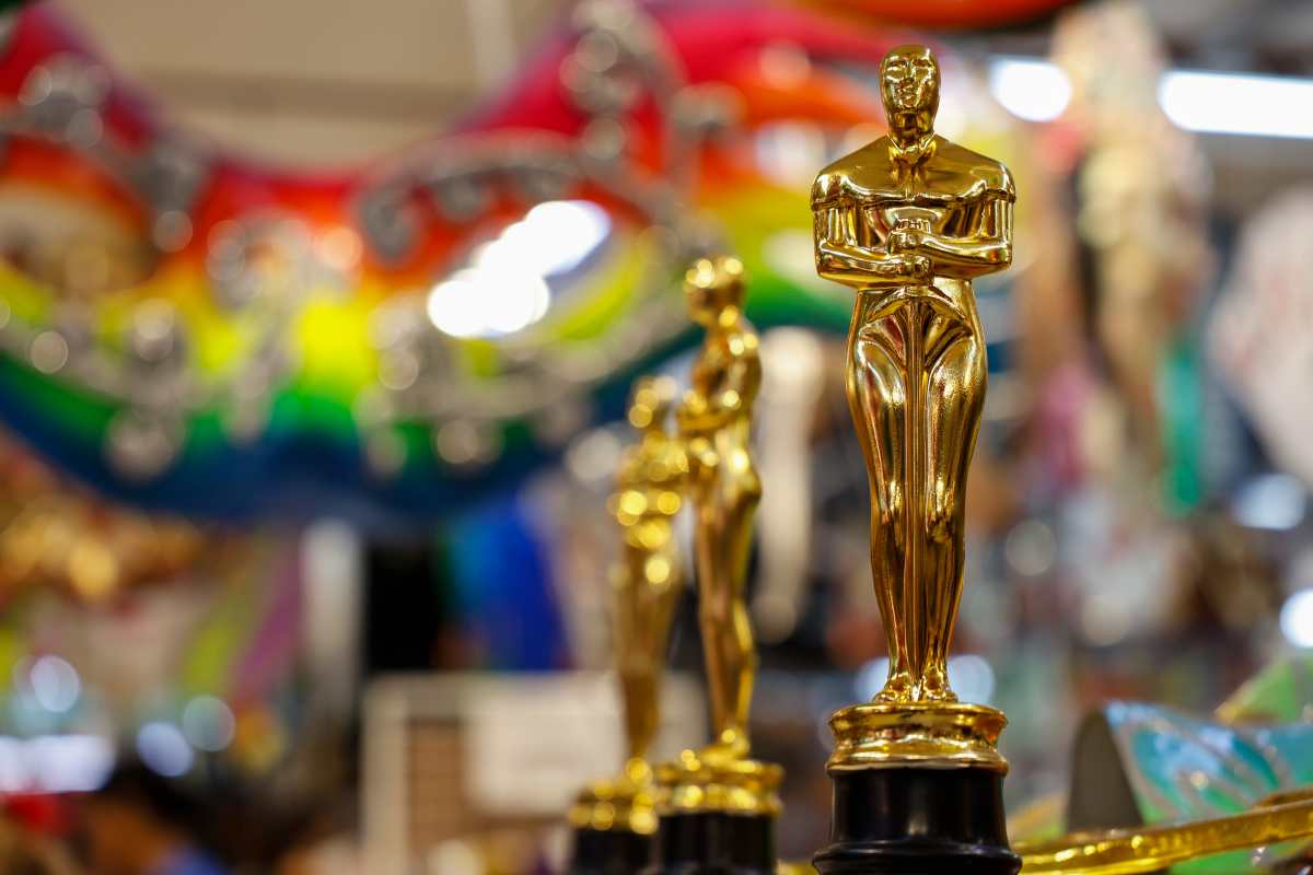 AME3830. SAO PAULO (BRASIL), 26/02/2025.- Fotografías de réplicas de estatuillas de los premios Oscar este miércoles, en una tienda de disfraces de Carnaval en un popular centro comercial de São Paulo (Brasil). El largometraje 'Ainda estou aqui' (Aún estoy aquí), del director brasileño Walter Salles y que está nominado a tres Óscar de la Academia de Hollywood, entre ellos el de mejor película y mejor actriz, por la interpretación de Fernanda Torres. EFE/ Sebastião Moreira