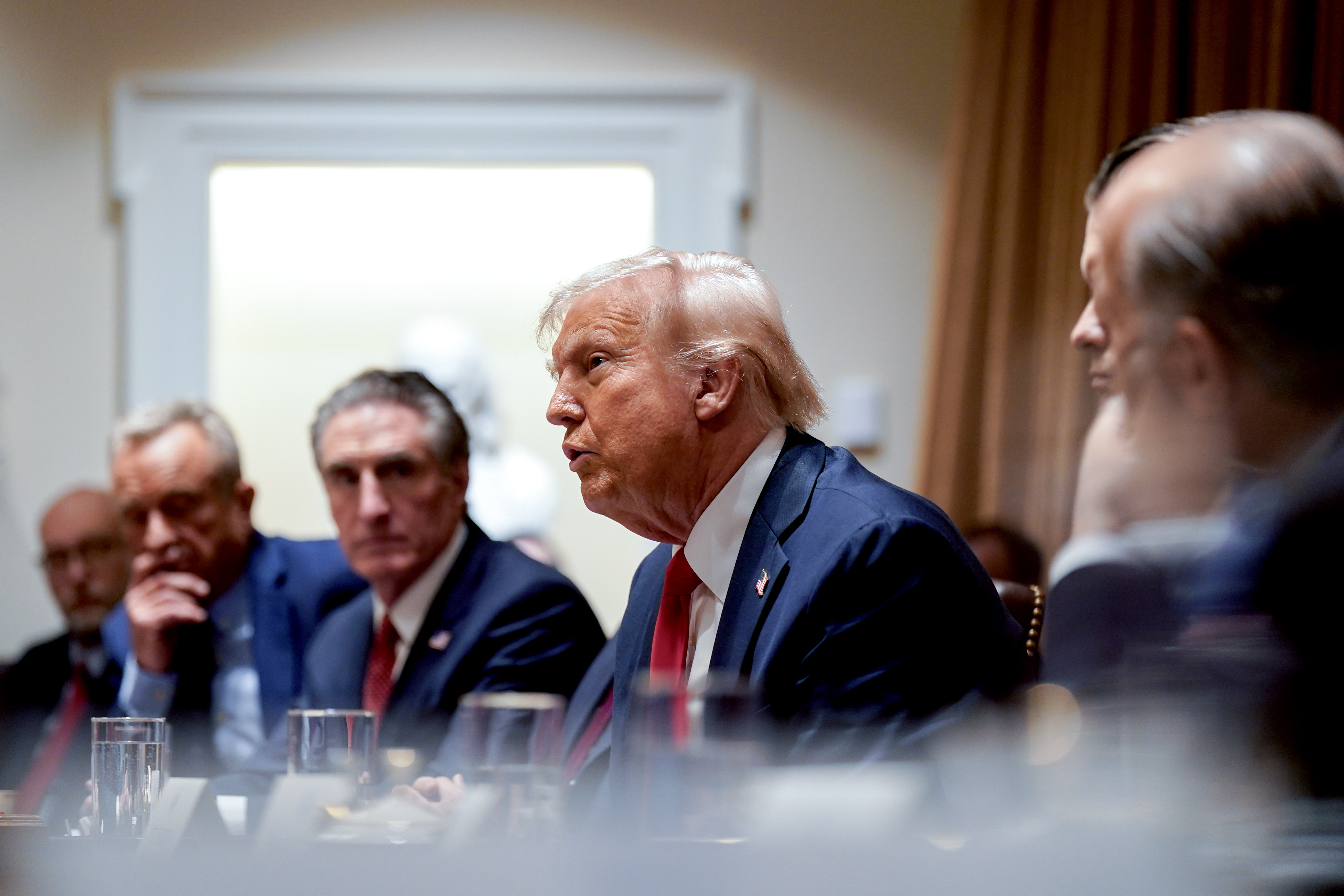 Trump anuncia que aplaza para el 2 de abril los aranceles del 25% a México y Canadá