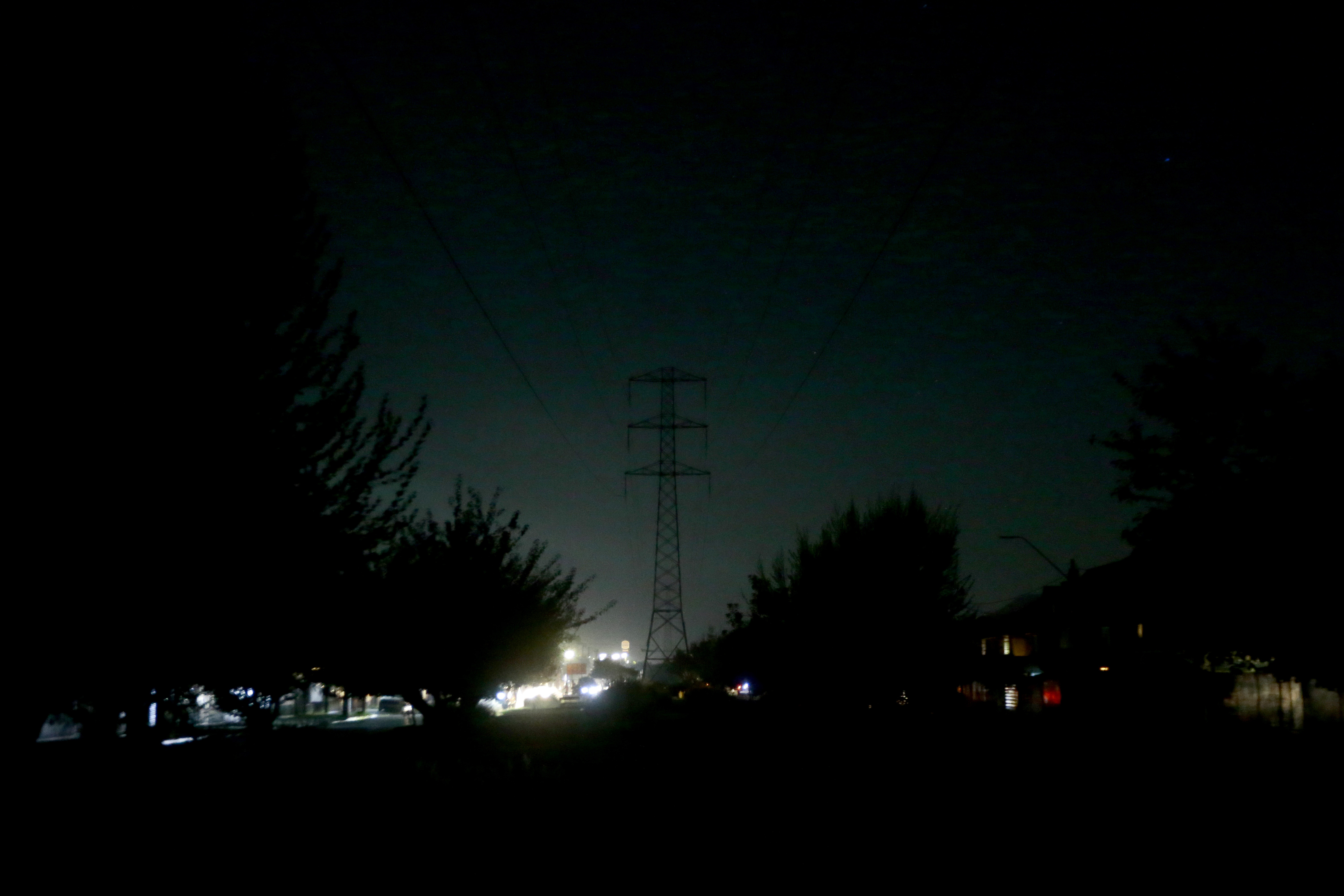 AME3599. SANTIAGO (CHILE), 25/02/2025.- Fotografía de una torre de energía este martes, en Santiago (Chile). Chile se prepara para pasar una noche sin suministro eléctrico después de que fallaran los tres intentos por reparar el corte de energía ocurrido en la tarde de este martes y que afecta al 99 % del país. EFE/ Osvaldo Villarroel