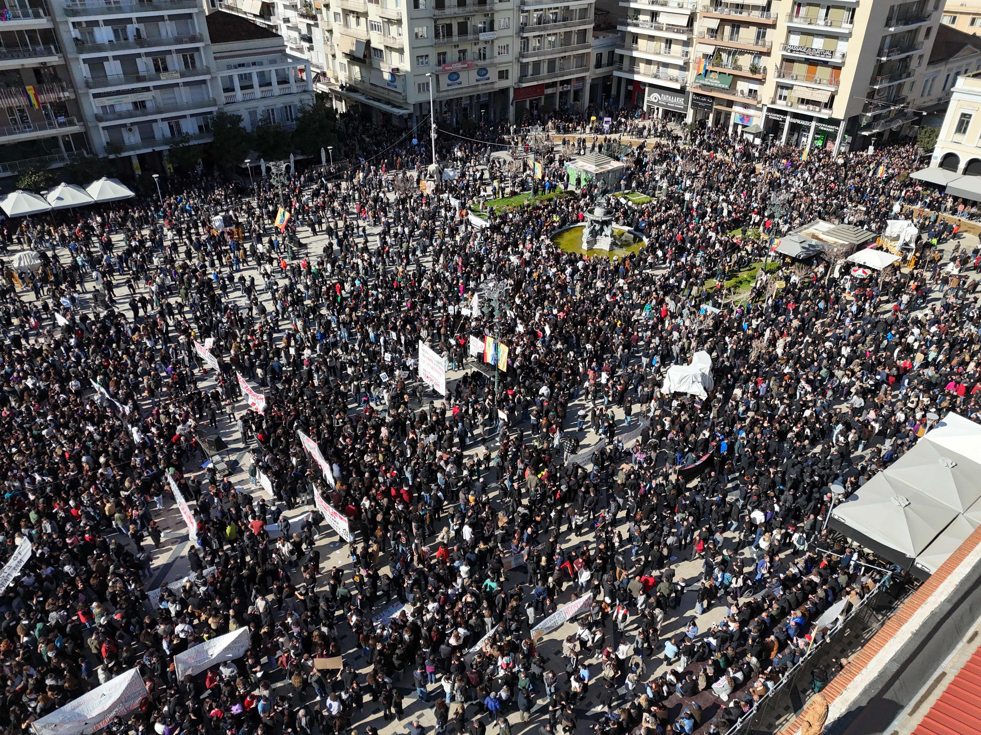 Más de 325 mil personas marchan en Grecia para conmemorar accidente ferroviario que dejó casi 60 fallecidos