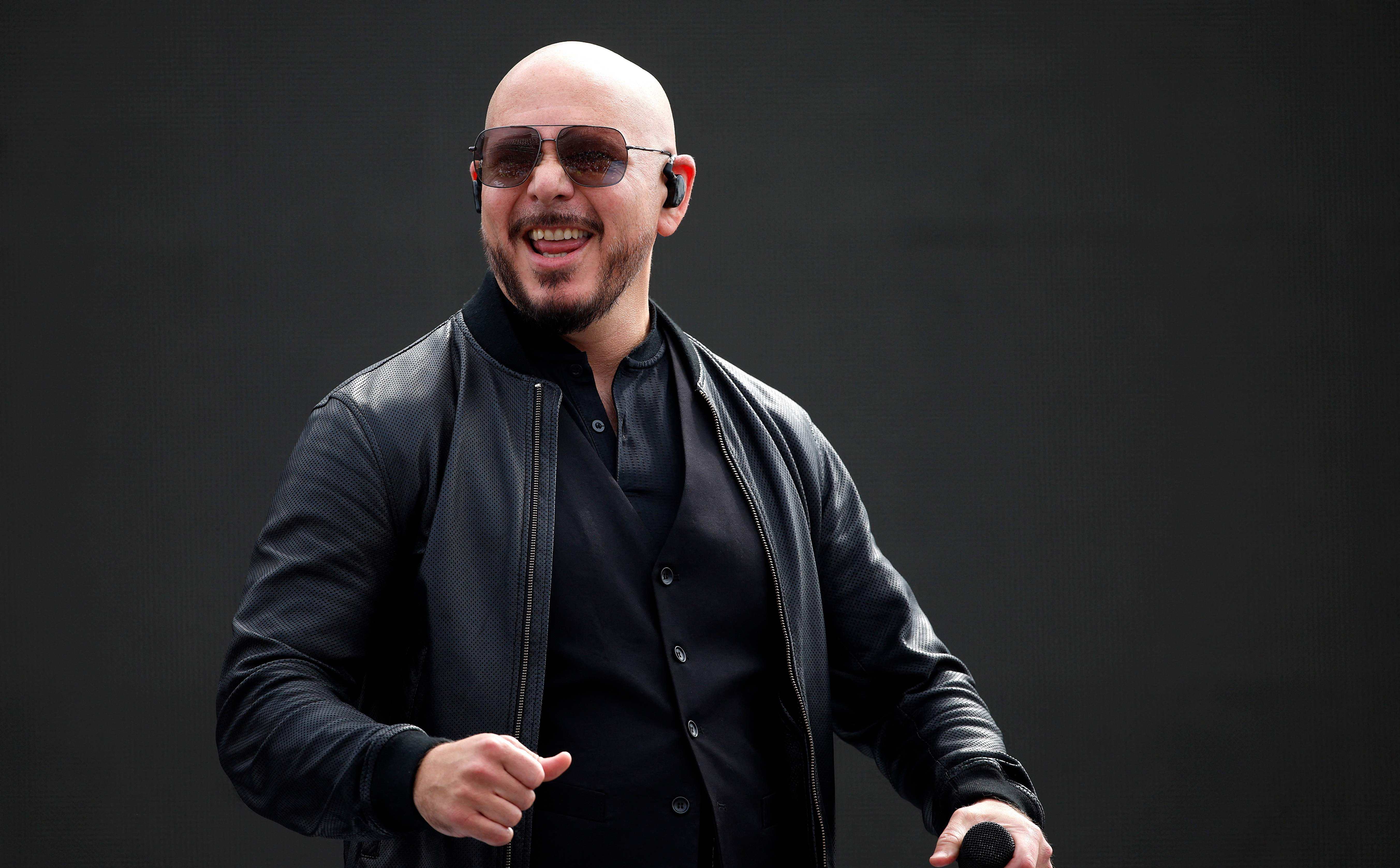 Más de 20 mil "calvos" ayudan a Pitbull a romper un récord Guinness