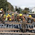 Personal del cuerpo de ingenieros del Ejército, simularon la construcción de un puente , esto como parte del simulacro. (Foto Prensa Libre: Esbin Garcia)