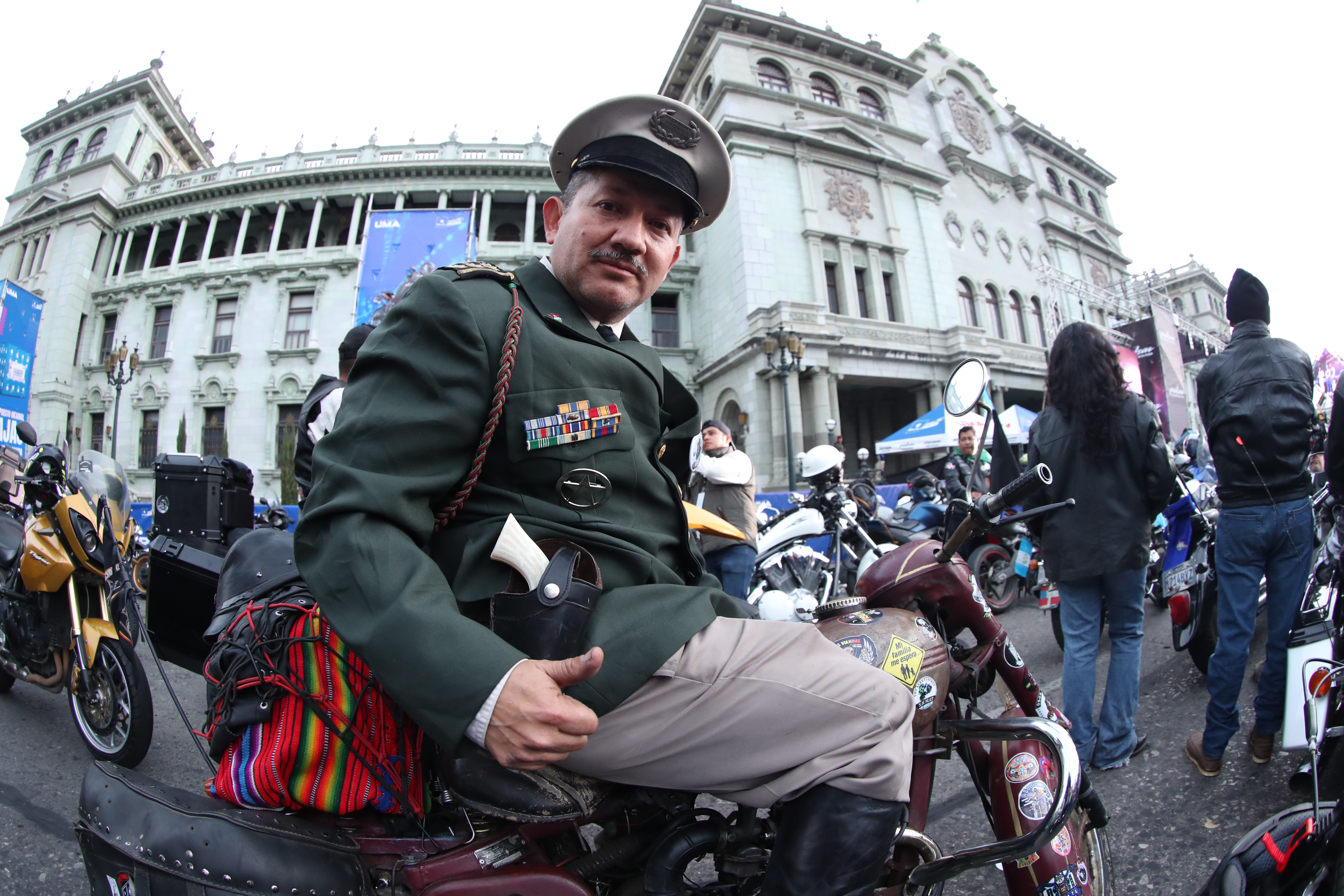 Pablo Villagrán, personifica a Pedro Infante, famoso actor mexicano. Villagrán es acompañado por su motocicleta del año 53, lleva 15 años de participar en la Caravana del Zorro. (Foto Prensa Libre: Esbin García)