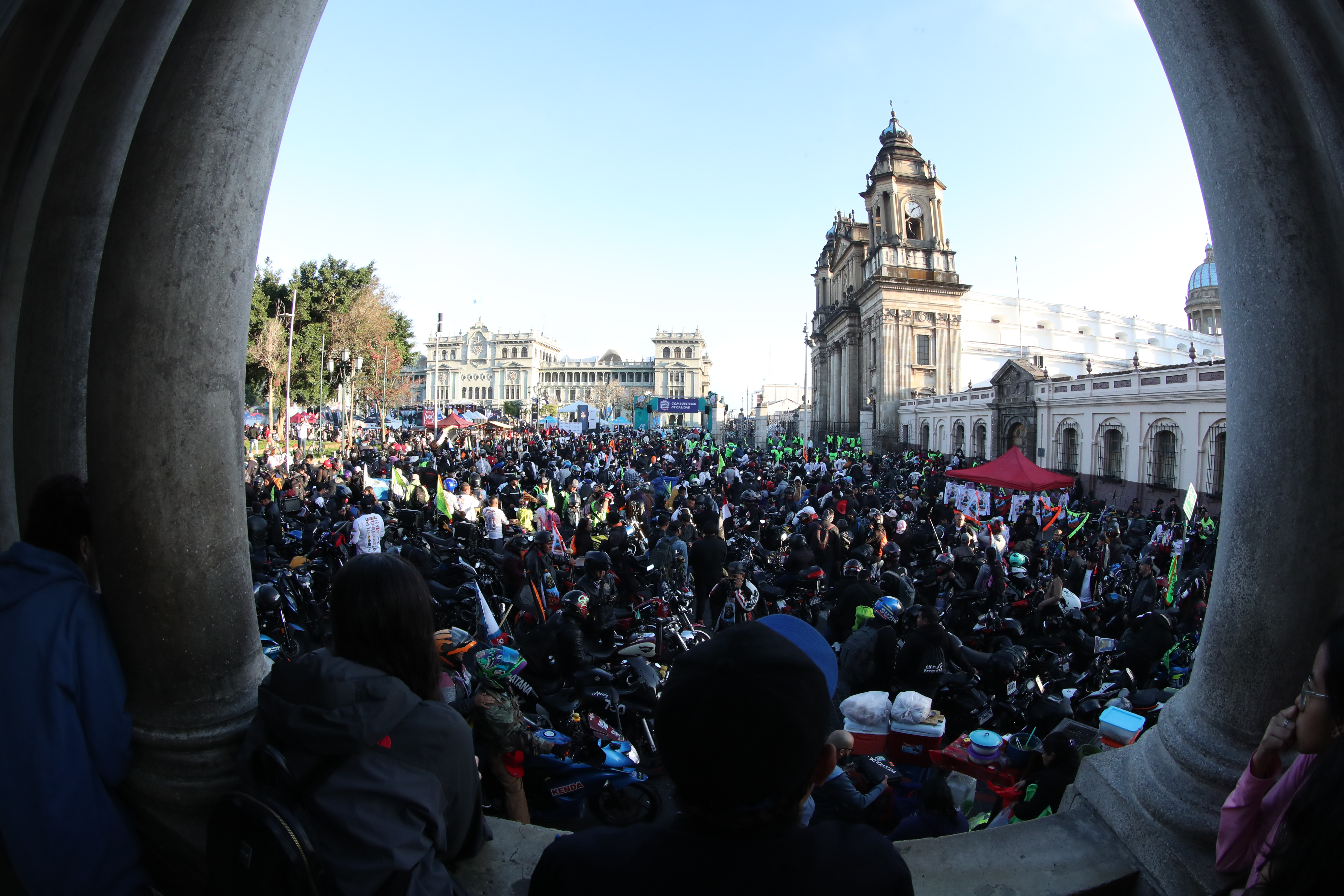 Los participantes comenzaron a congregarse desde la noche del viernes para participar en esta peregrinación sobre ruedas hacia la Basílica de Esquipulas para venerar a la imagen del Cristo Negro. (Foto Prensa Libre: Esbin García)