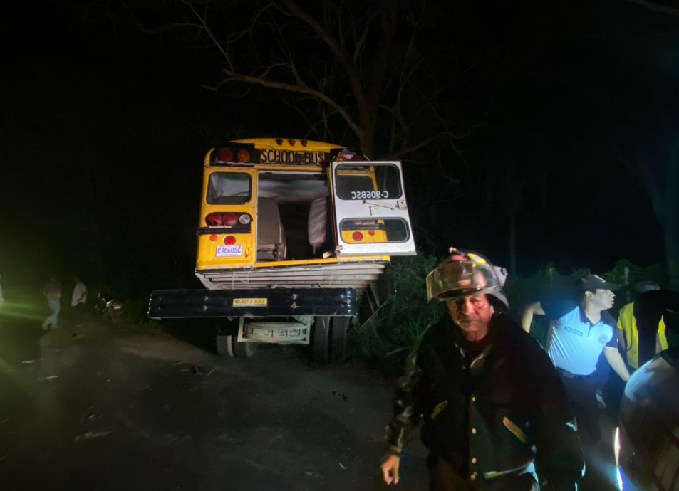 Bomberos reportan 13 pasajeros heridos en accidente de bus en Tiquisate