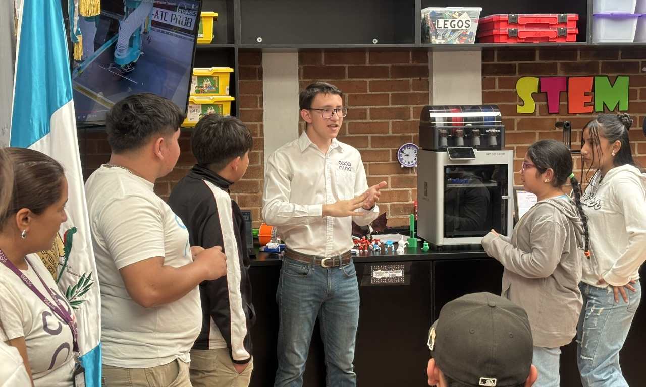Adolescente en Guatemala recauda fondos e inaugura laboratorios de tecnología STEM en Santa Fe y San José Pinula