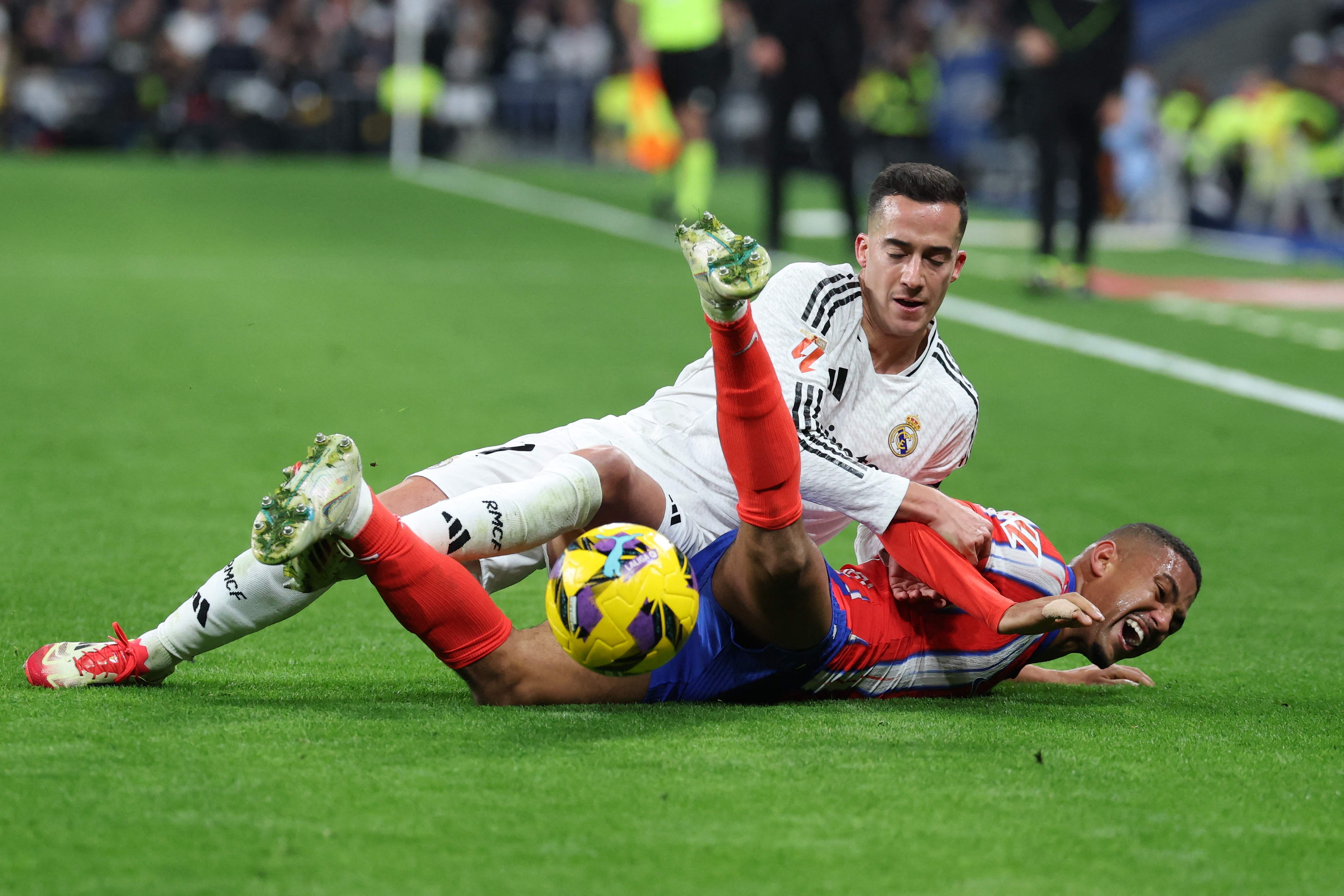 Lucas Vázquez, del Real Madrid, en una acción con el brasileño Samuel Dias Lino, del Atlético, en el partido del sábado 8 de ferero que terminó igualado 1-1. (Foto Prensa Libre: AFP).
