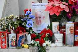 La mañana de este sábado 22, el Papa Francisco presentó una crisis respiratoria asmática prolongada, que requirió la aplicación de oxígeno según se menciona en un comunicado difundido por el Vaticano.
