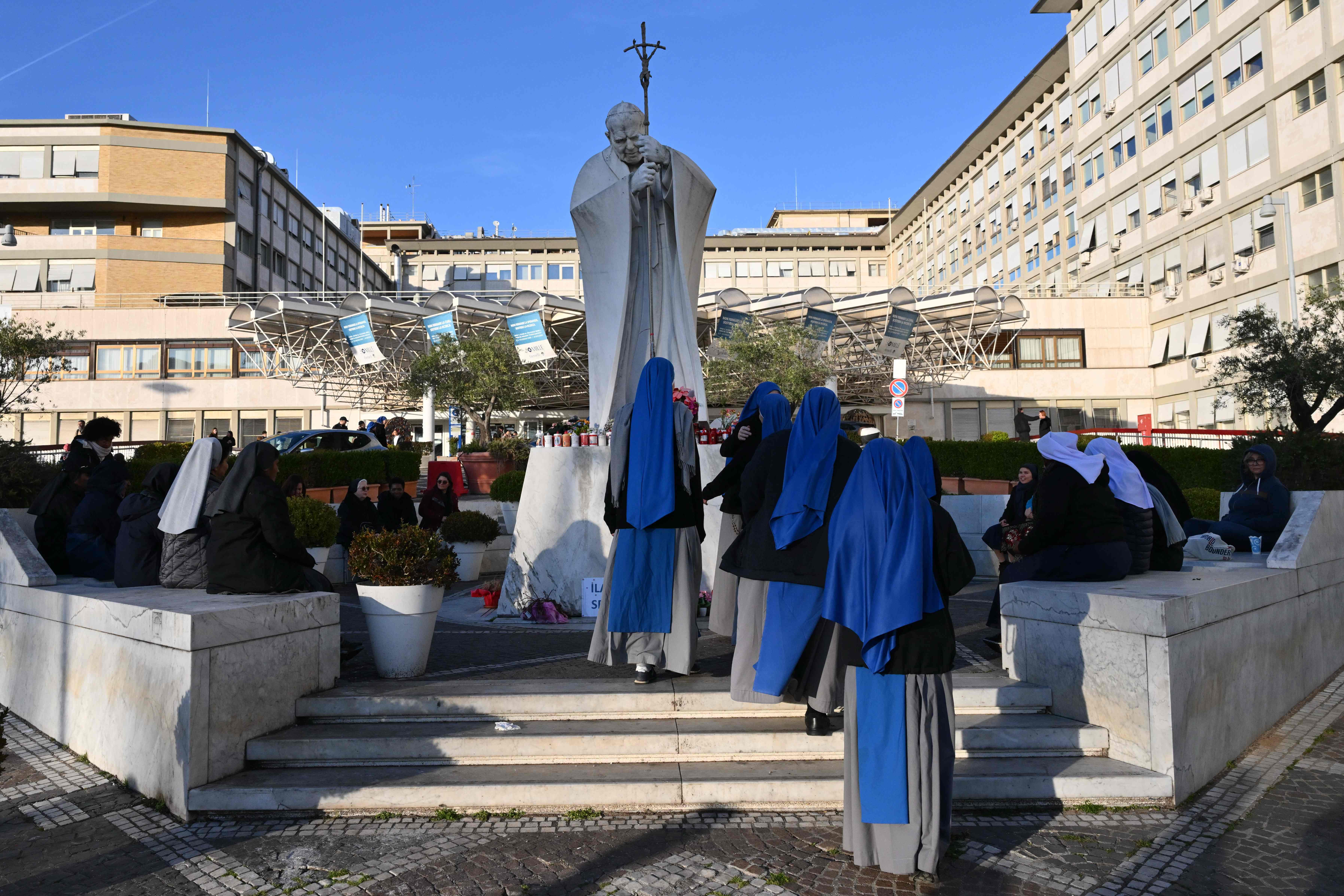 Debido a los quebrantos de salud del Sumo Pontífice, autoridades del Vaticano informaron que por el momento, Francisco I no asistirá al Ángelus del domingo 23 de febrero ni a otros actos religiosos programados próximamente. (Foto Prensa Libre: AFP)