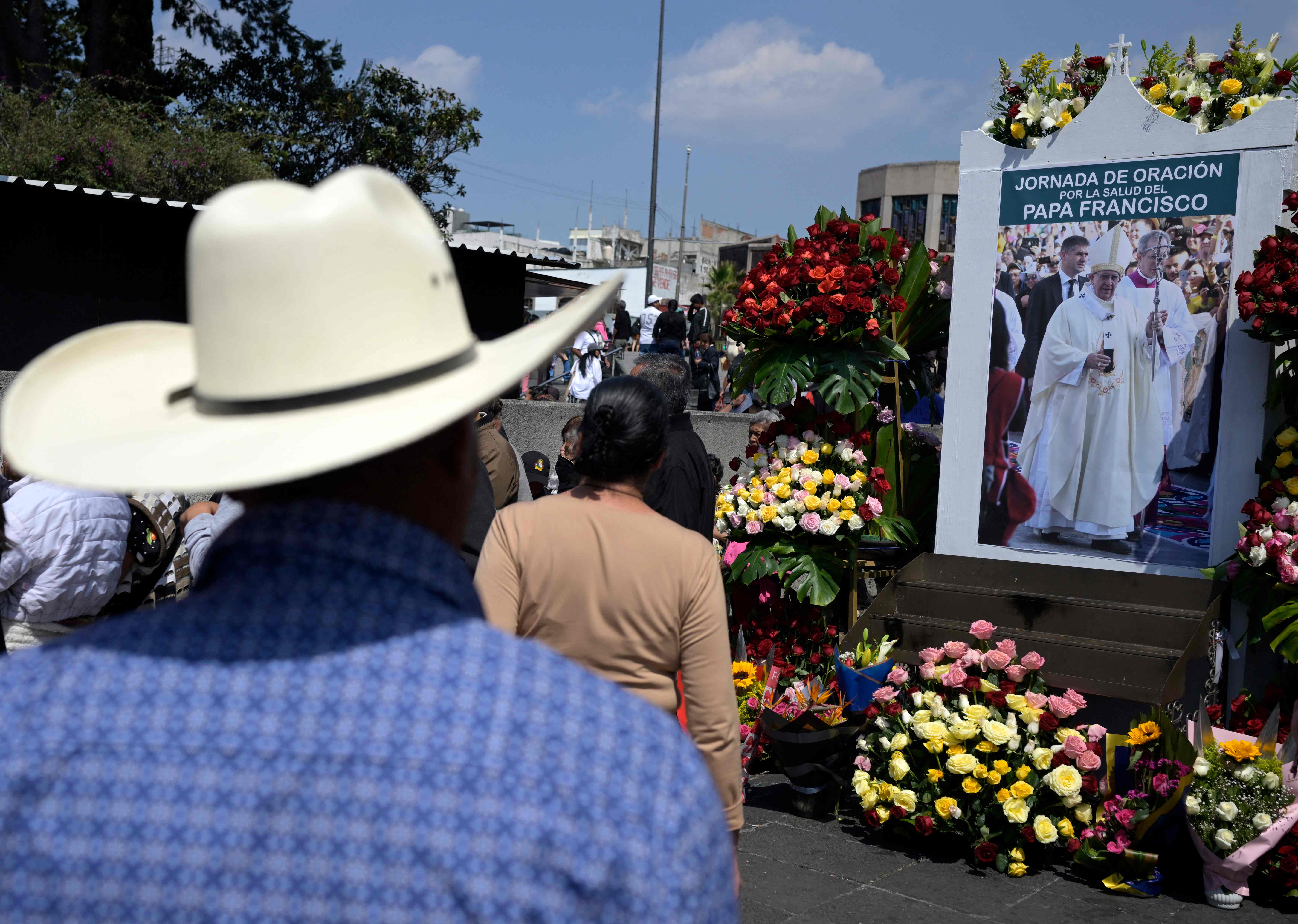Un cartel con una imagen del Papa Francisco y que dice "Día de Oración por la Salud del Papa Francisco" se exhibe en la Basílica de Guadalupe en la Ciudad de México. (Foto Prensa Libre: AFP)