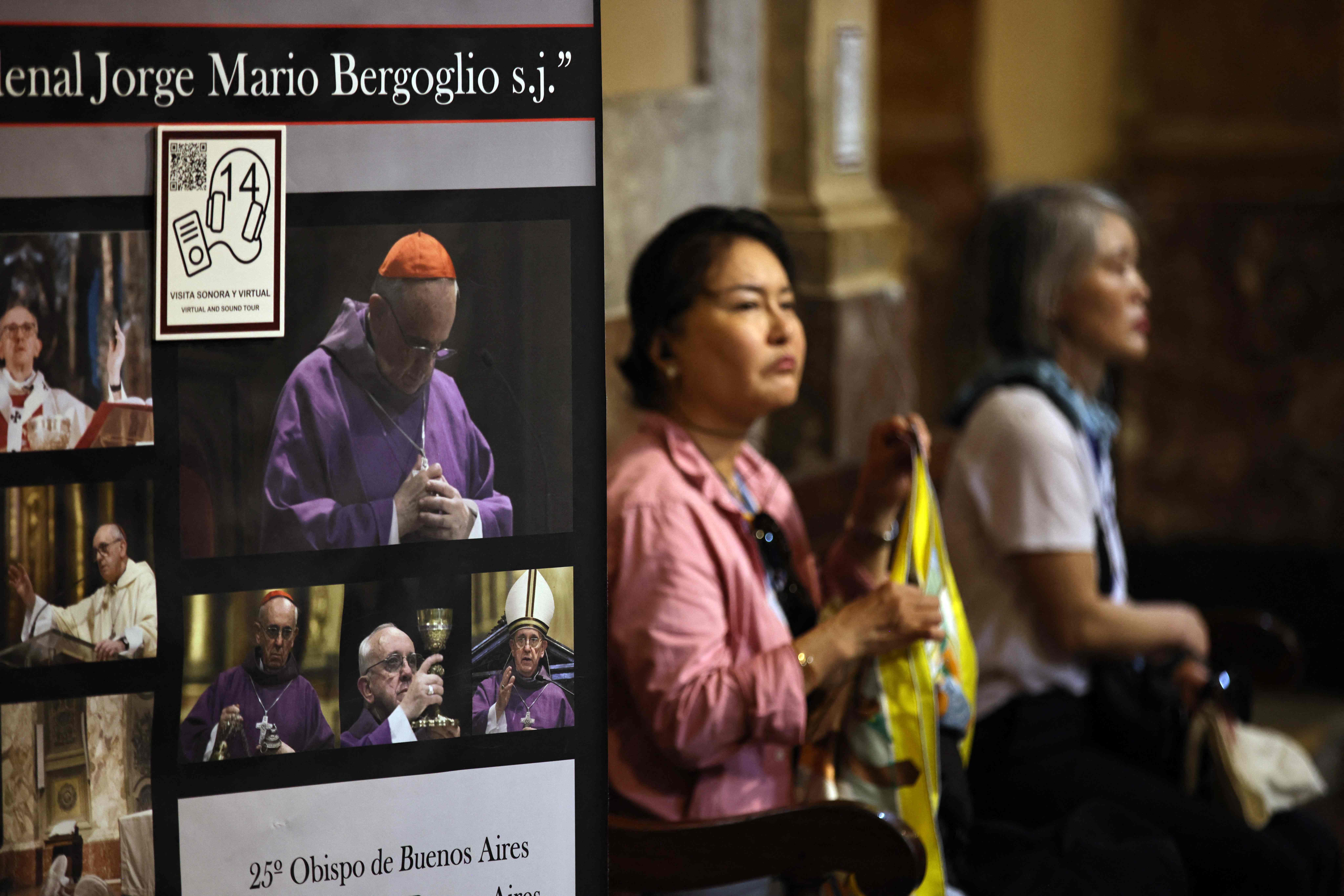 Fieles católicos asisten a una misa en la Catedral Metropolitana en Buenos Aires, Argentina, por la sanación del Papa Francisco. (Foto Prensa Libre: AFP)