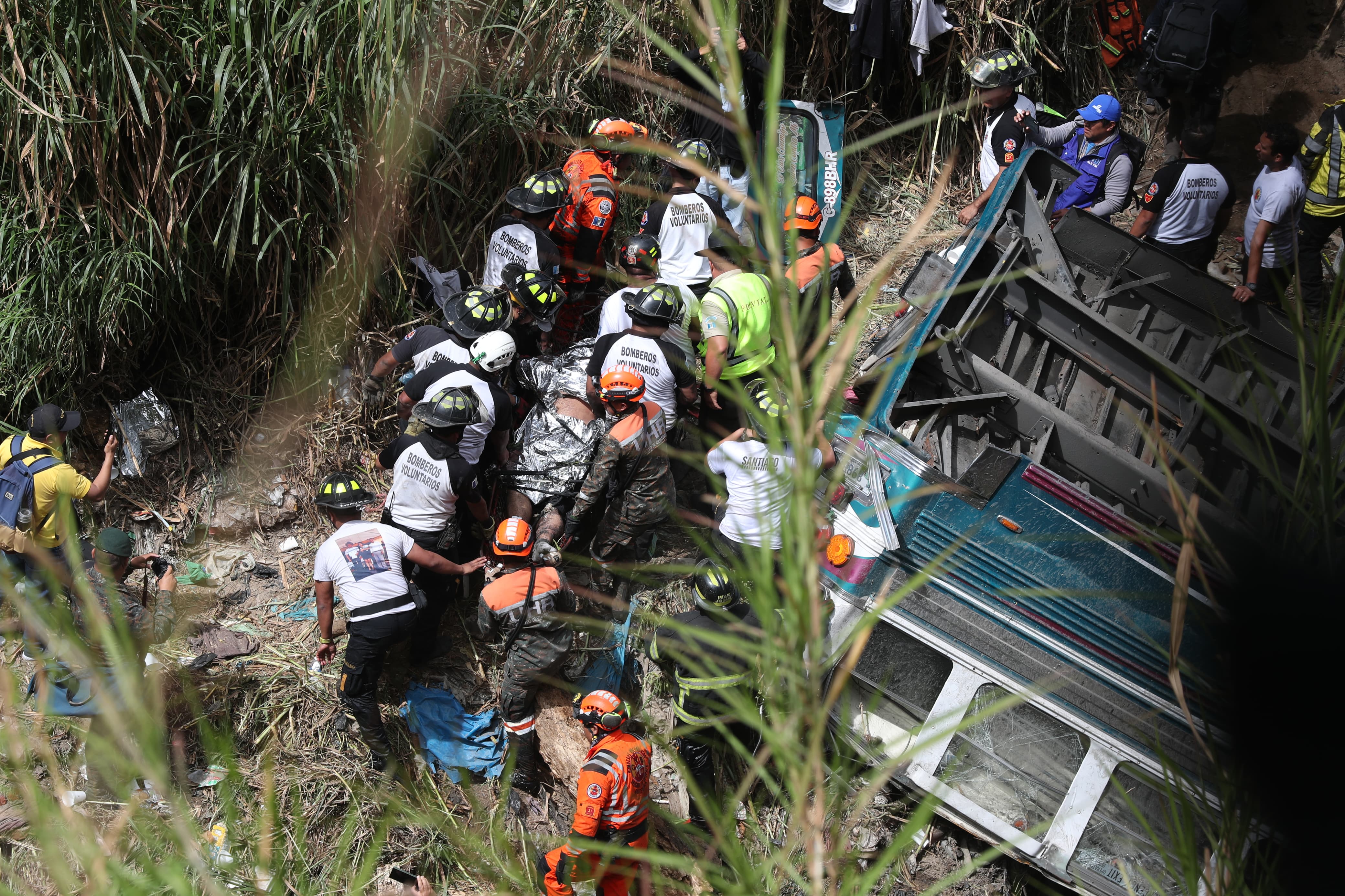 Dos heridos en el accidente de bus bajo el puente Belice luchan por su vida en una sala de cuidados intensivos