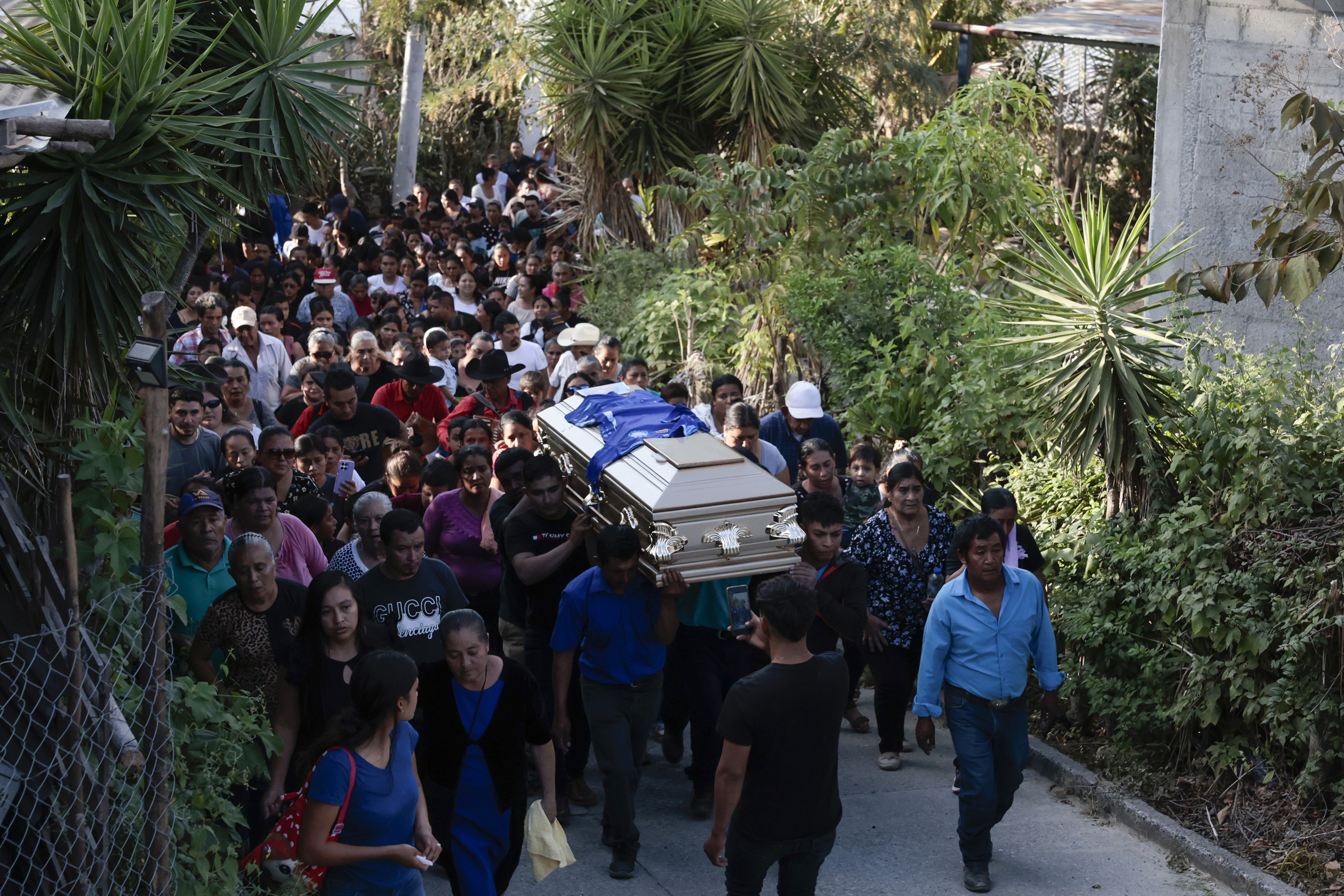 Los habitantes de Santo Domingo los Ocotes, participan en el sepelio por la muerte de sus familiares y amigos en el accidente de un autobús que le costó la vida a 54 personas. (Foto: Prensa Libre: EFE)