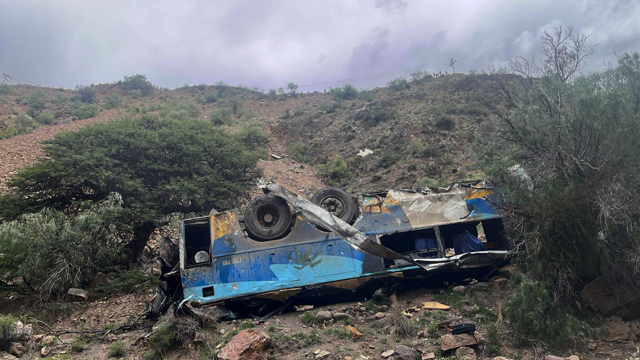 Autobús cae en abismo y al menos 30 personas pierden la vida en Bolivia