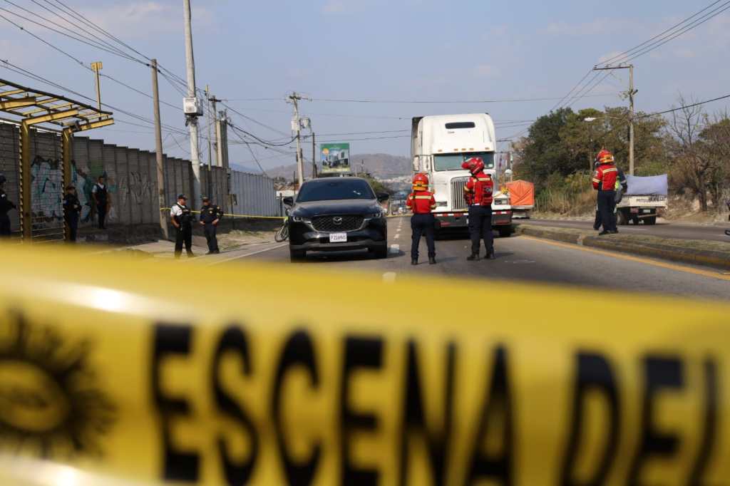 Socorristas resguardan área donde se registró un ataque armado en el que murió Gerson Ajcúc, alcalde de Chuarrancho. (Foto Prensa Libre: Bomberos Municipales)