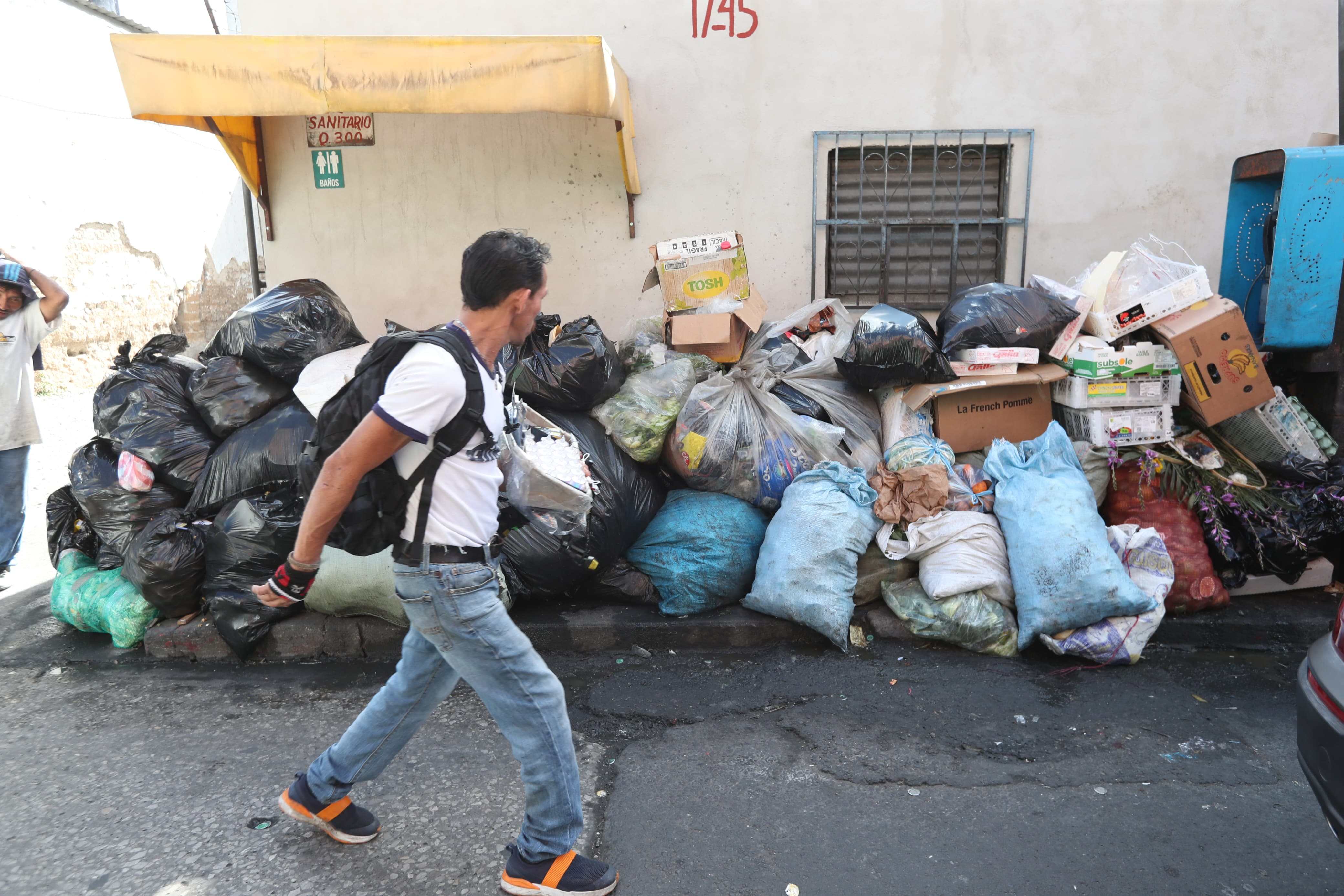 Reportan acumulación de basura en calles de la capital ante paro de ...