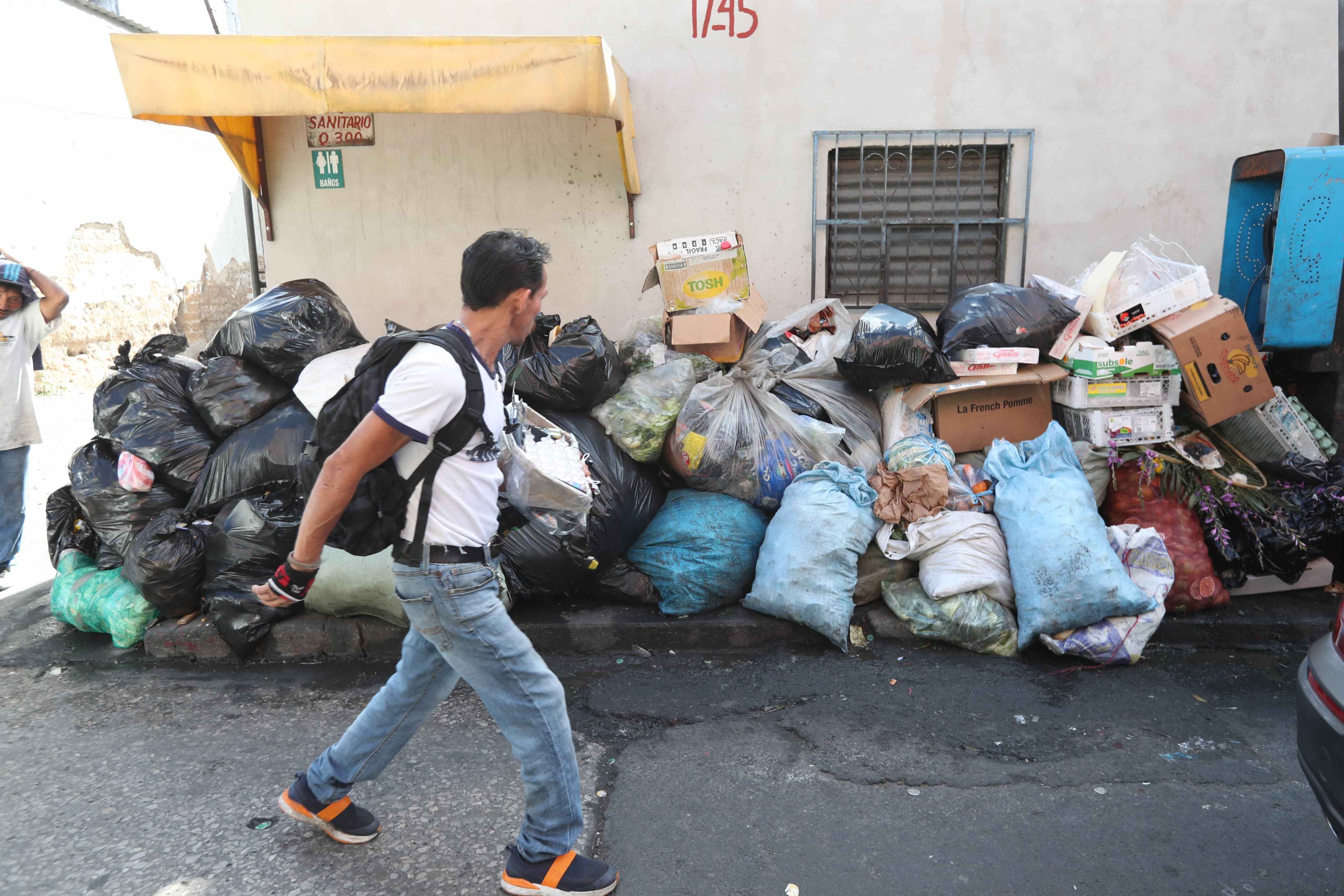 Reportan acumulación de basura en calles de la capital ante paro de ...