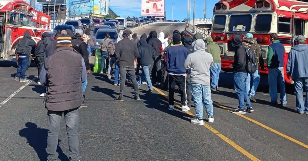 Pilotos de buses de Ciudad Peronia bloquean el paso al final del bulevar San Cristóbal