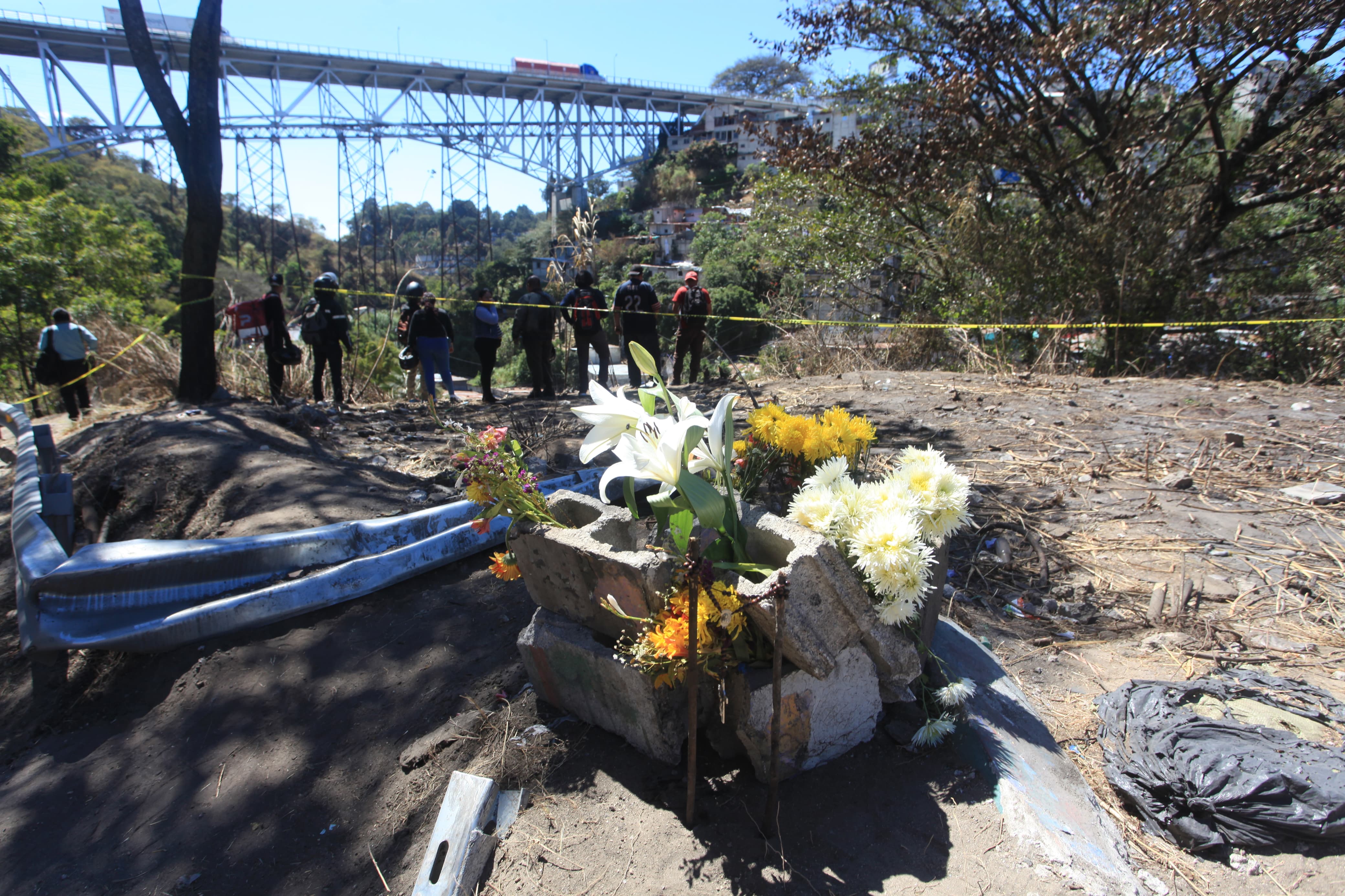 Velas, flores y un rosario: honran a los 54 fallecidos del accidente cerca del puente Belice
