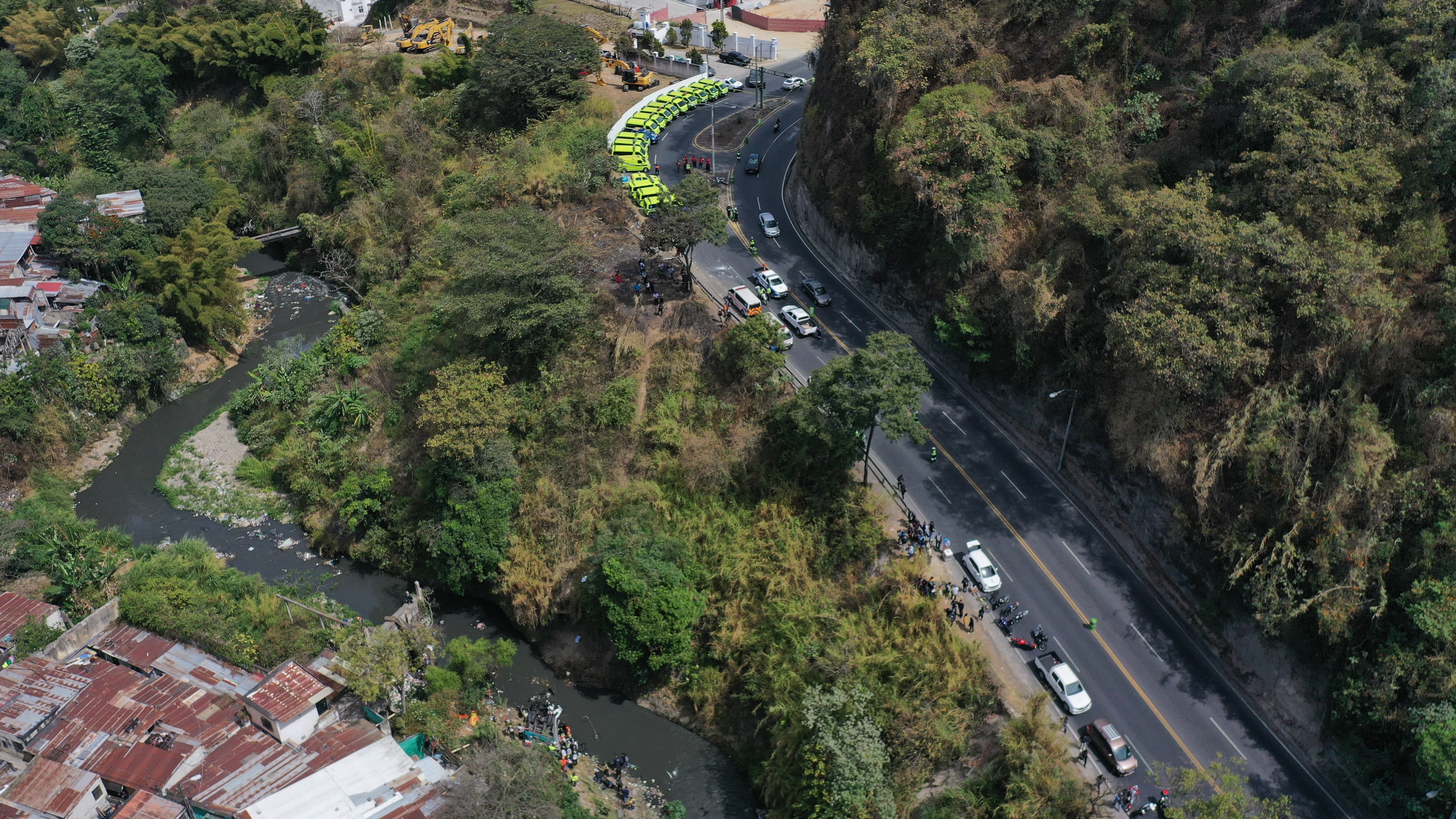 Los últimos metros que recorrió el bus accidentado en el puente Belice antes de caer al vacío