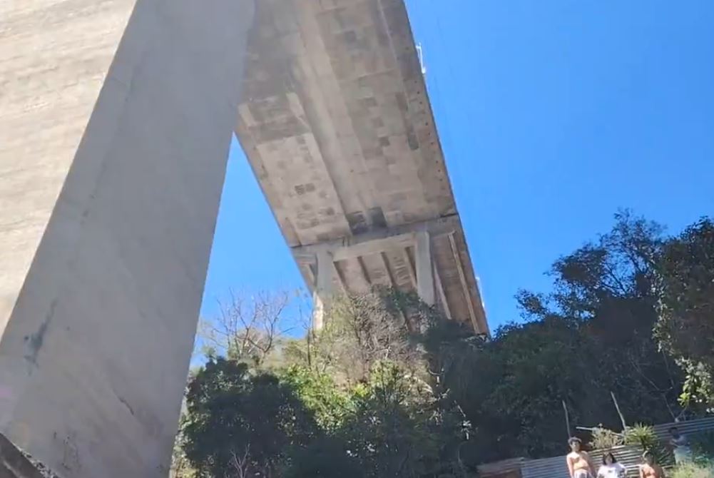 Mujer fallece tras lanzarse desde el puente El Incienso y caer sobre una casa de lámina