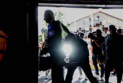 El periodista José Ruben Zamora le fue otorgada una medida sustitutiva y podrá salir de prisión. Luego de una larga audiencia y con intenciones de la Fiscalía Especial contra la Impunidad de suspenderla, el juez segundo, Erick García, resolvió otorgar medidas sustitutivas al periodista José Rubén Zamora. 



Fotografía Esbin Garcia  18-10-24