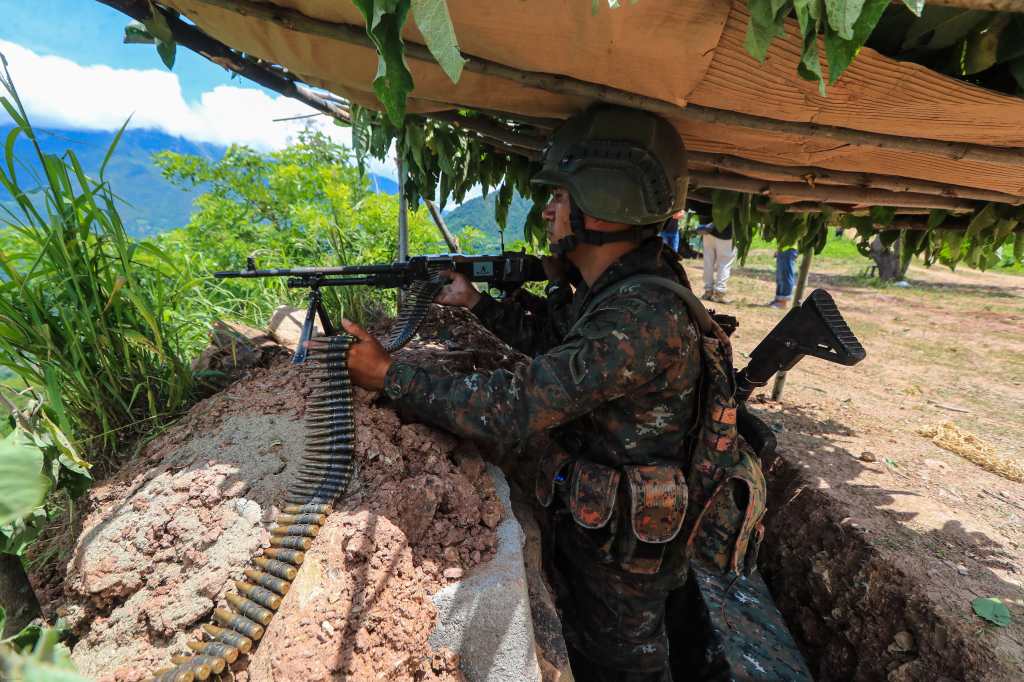 Elementos del Ejercito de Guatemala resguardan la línea fronteriza entre Guatemala y Mexico a escasos metros del albergue habilitado en Caserio Ampliación Nueva Reforma, Cuilco, Huehuetenango, lugar que se ha convertido en el centro de refugio de cientos de mexicanos que huyeron de sus comunidades por los conflictos que existen entre los cárteles de narcotráfico. (Foto Prensa Libre: Oscar Vásquez)