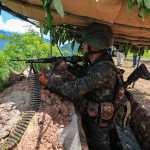 Elementos del Ejercito de Guatemala resguardan la línea fronteriza entre Guatemala y Mexico a escasos metros del albergue habilitado en Caserio Ampliación Nueva Reforma, Cuilco, Huehuetenango, lugar que se ha convertido en el centro de refugio de cientos de mexicanos que huyeron de sus comunidades por los conflictos que existen entre los cárteles de narcotráfico. (Foto Prensa Libre: Oscar Vásquez)