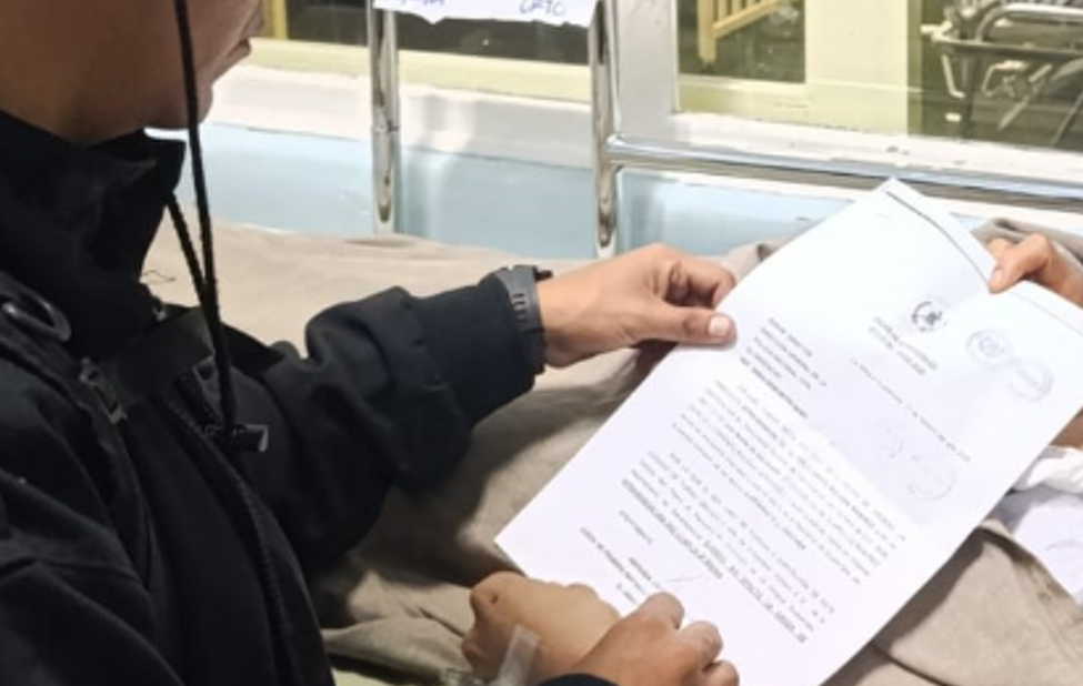 PNC notifica de orden de captura a sospechoso de la muerte de agente en Sumpango