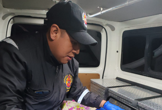 Bomberos rescatan a niña víctima de agresión física y que fue obligada a ingerir licor en Chimaltenango