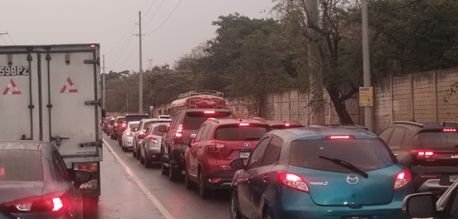 Autoridades piden precaución a los automovilistas por lluvia que afecta el tránsito en la metrópoli
