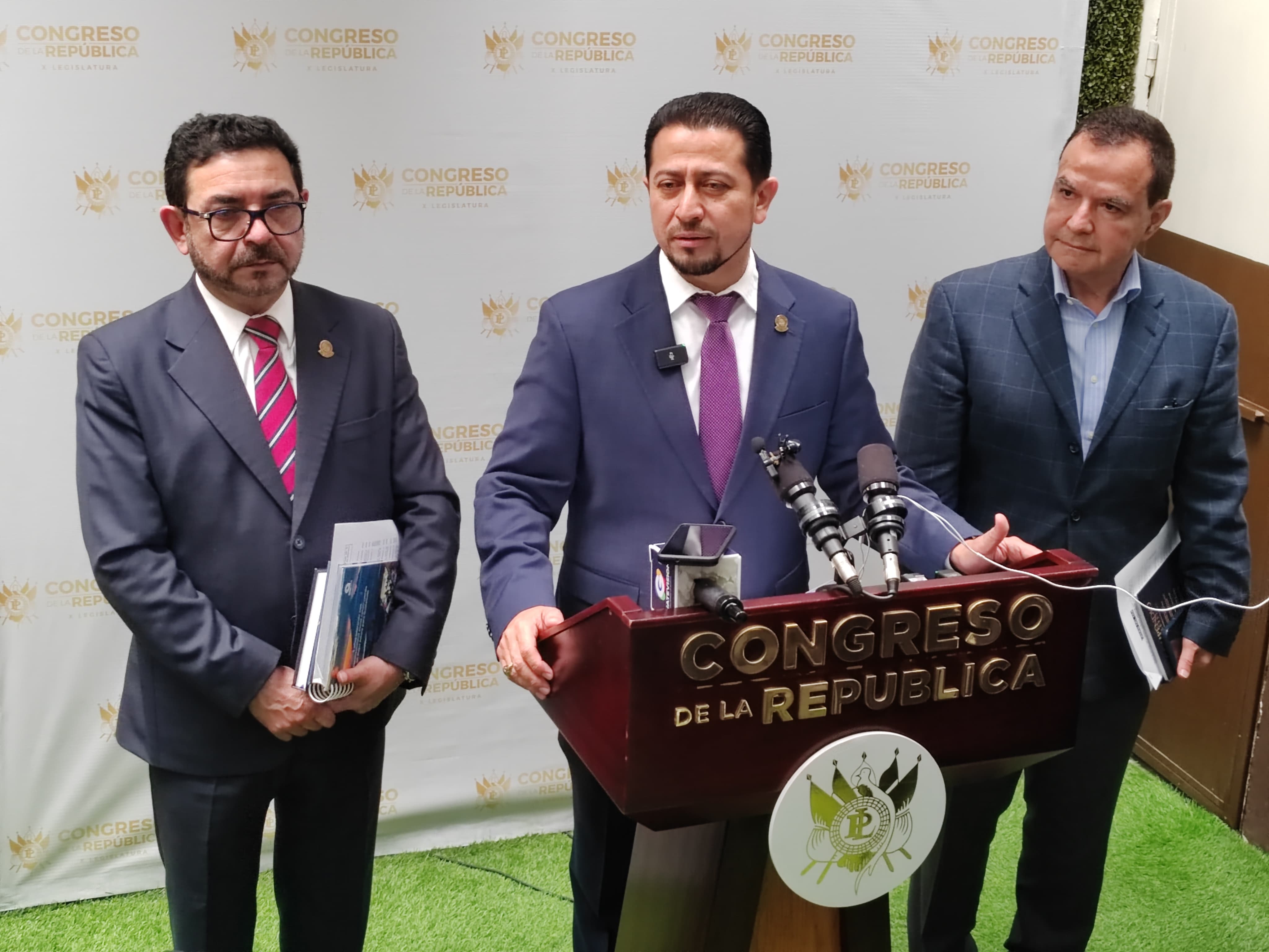 Presidente del Congreso se contradice por cambio de estatus de diputados de Movimiento Semilla