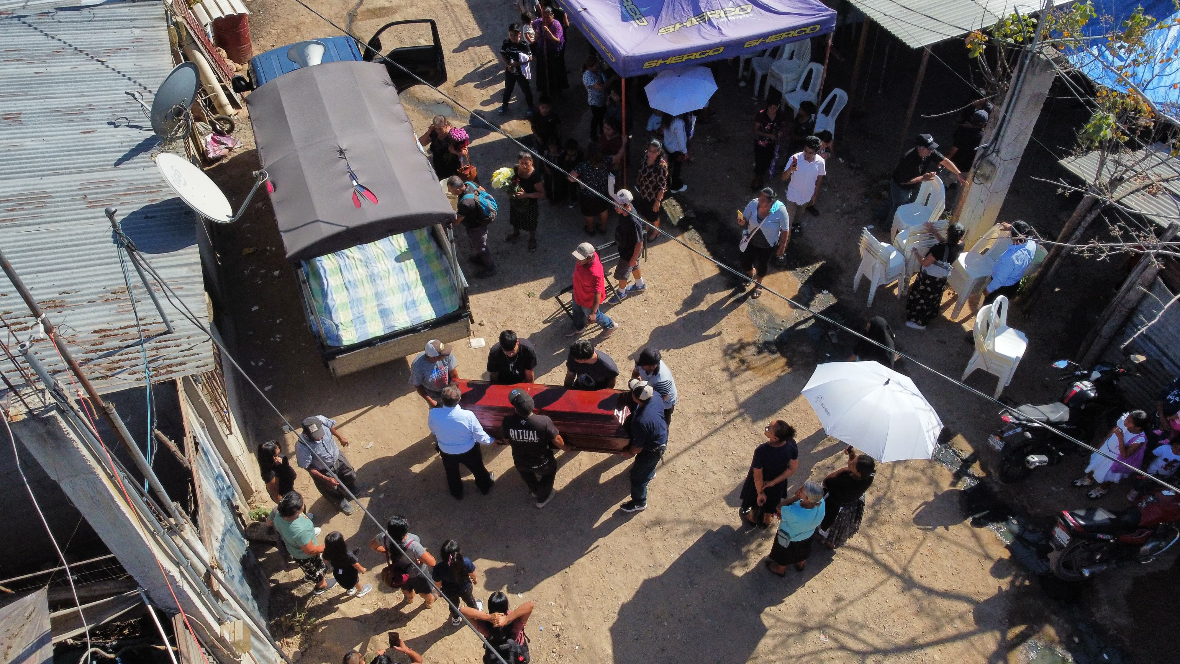 Toma aérea del traslado de los cuerpos en hacia El Cementerio de Santo Domingo Los Ocotes, El Progreso. (Foto: Prensa Libre: María Renee Barrientos)  