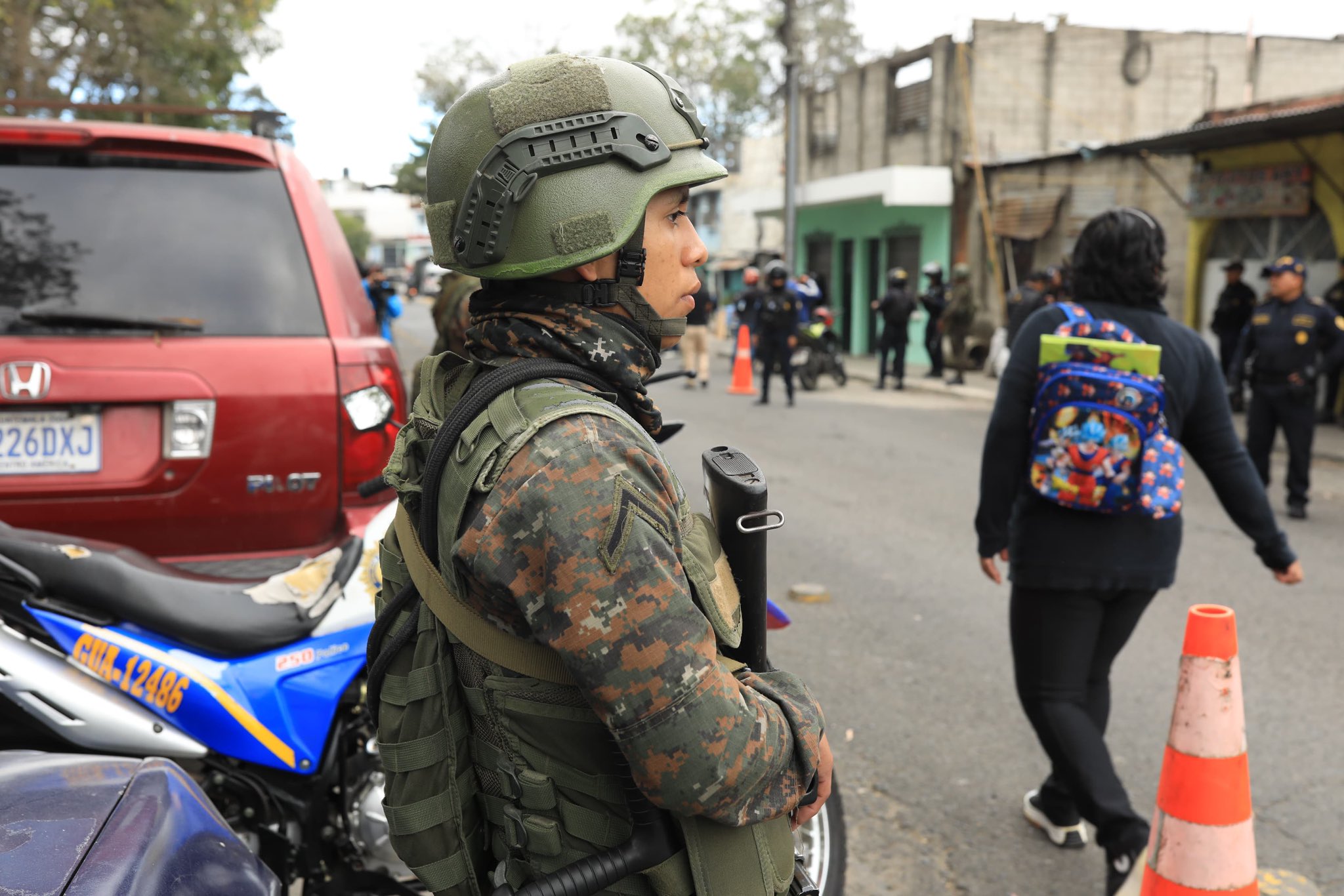 Carpas de seguridad: por qué esta “vieja estrategia” entre PNC y Ejército no puede ser permanente y según expertos cómo se mide su efectividad
